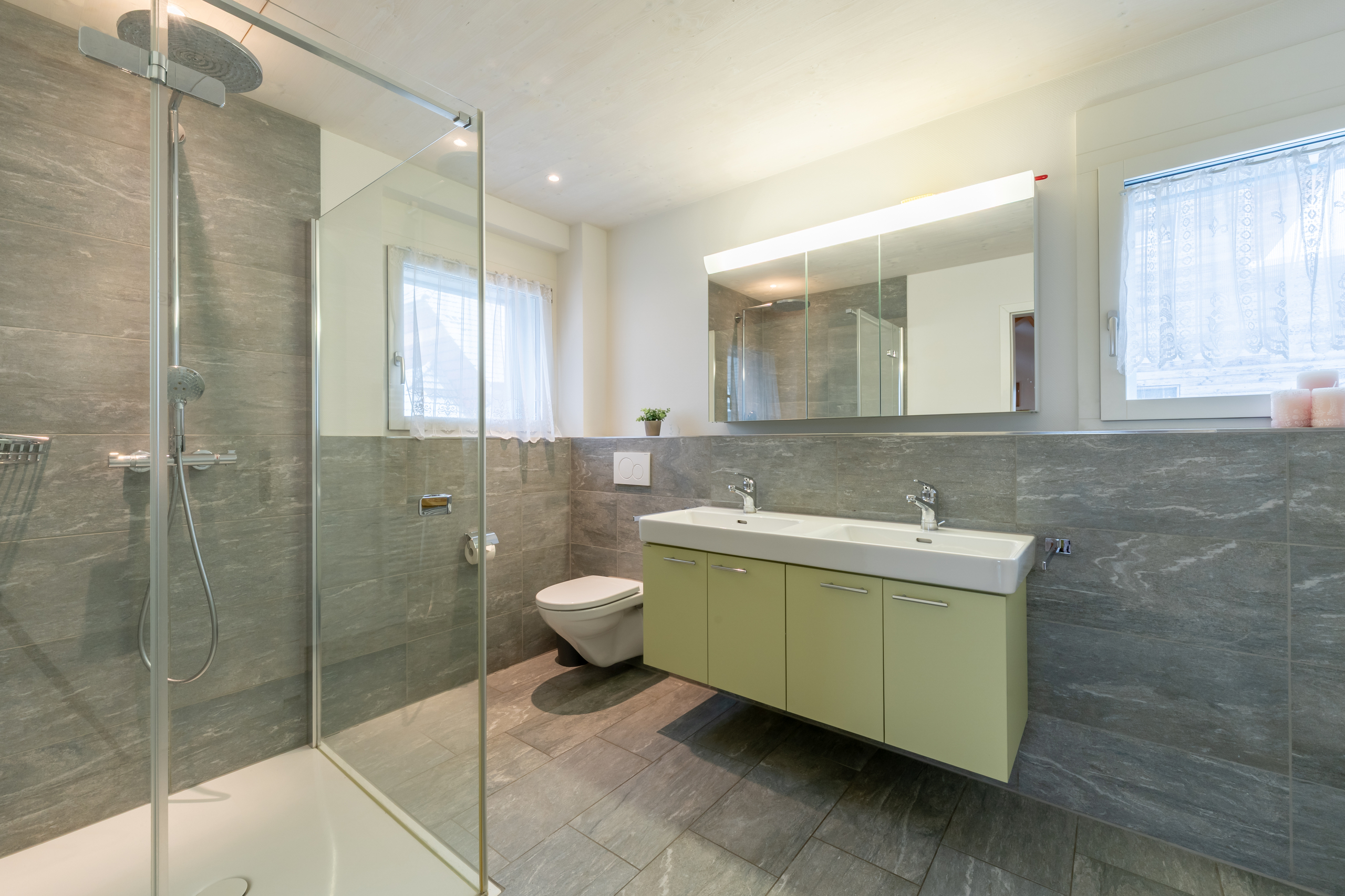 Modernes Badezimmer mit Dusche und Doppelwaschtisch