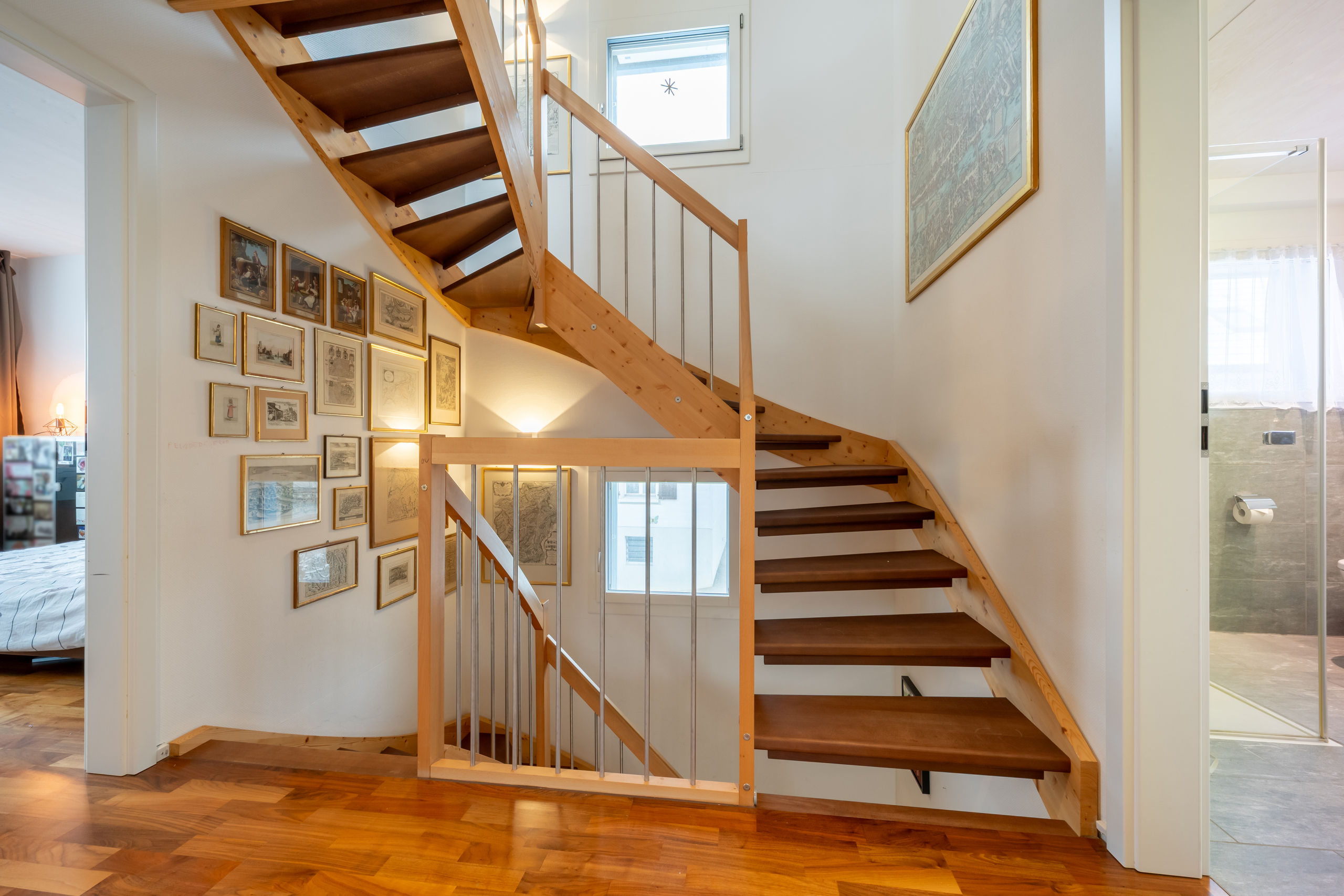 Helles Treppenhaus mit Holztreppe