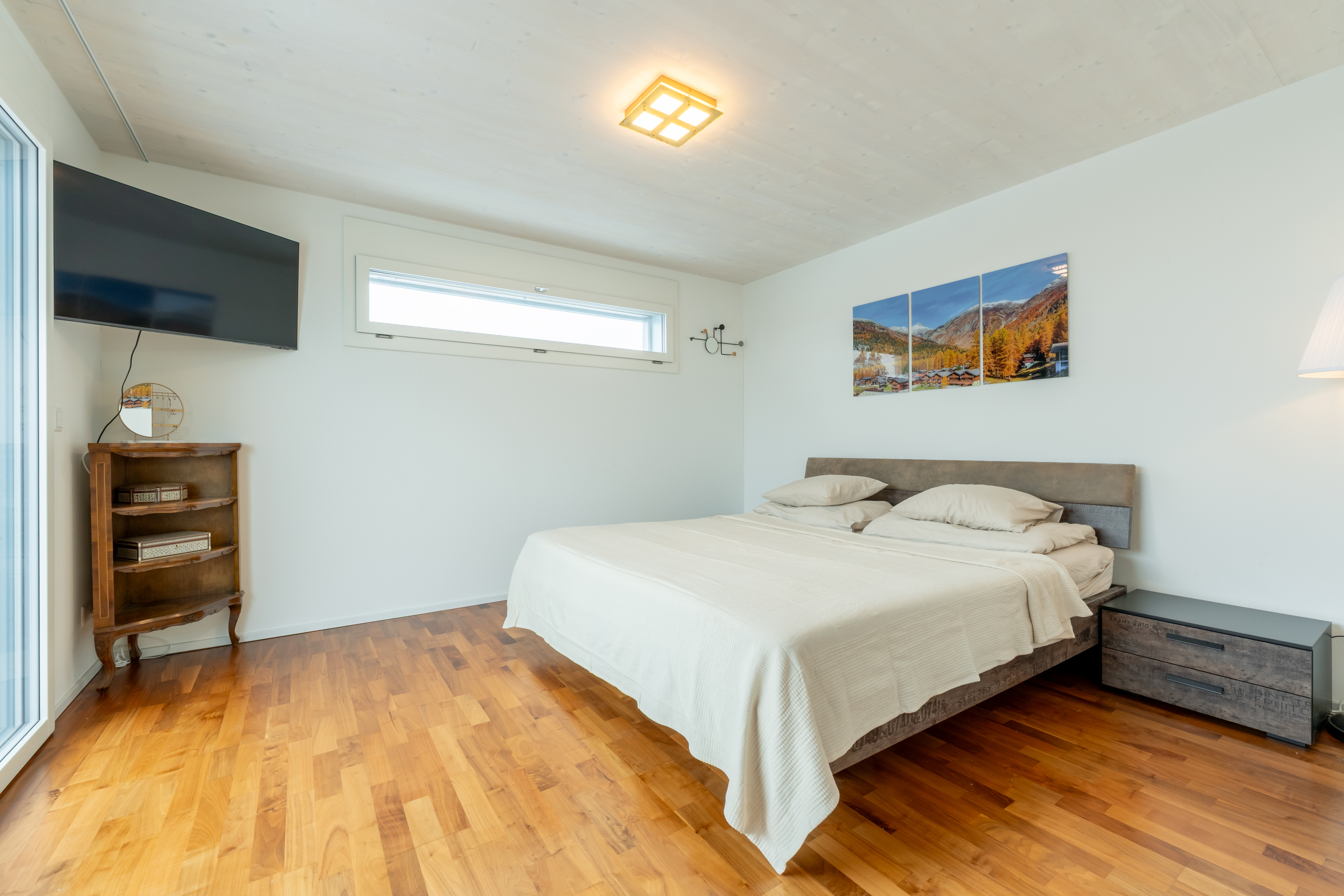 Helles Schlafzimmer mit Holzfußboden