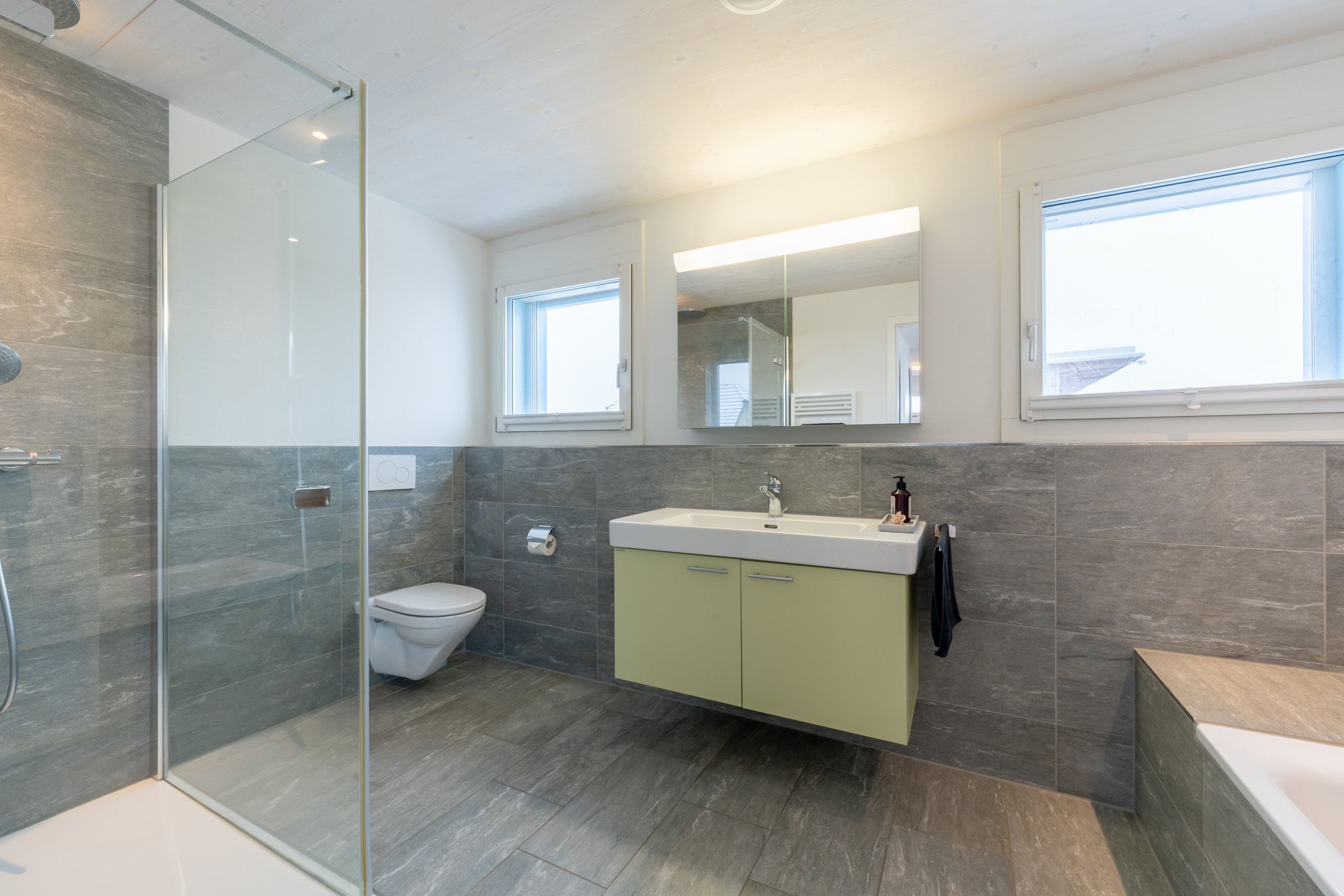Modernes Badezimmer mit Dusche, Doppelwaschtisch und WC