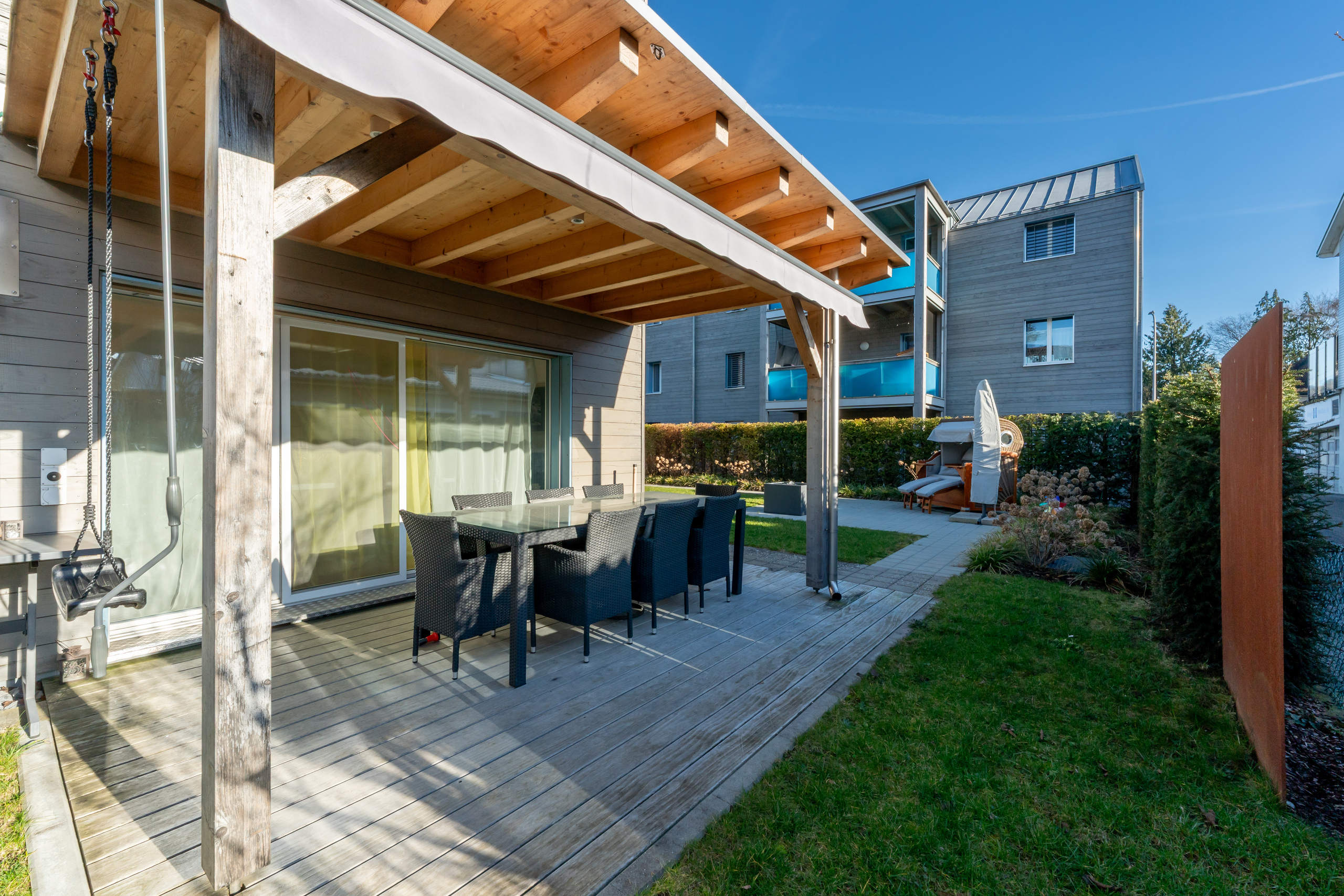 Terrasse mit Überdachung und Gartenmöbeln