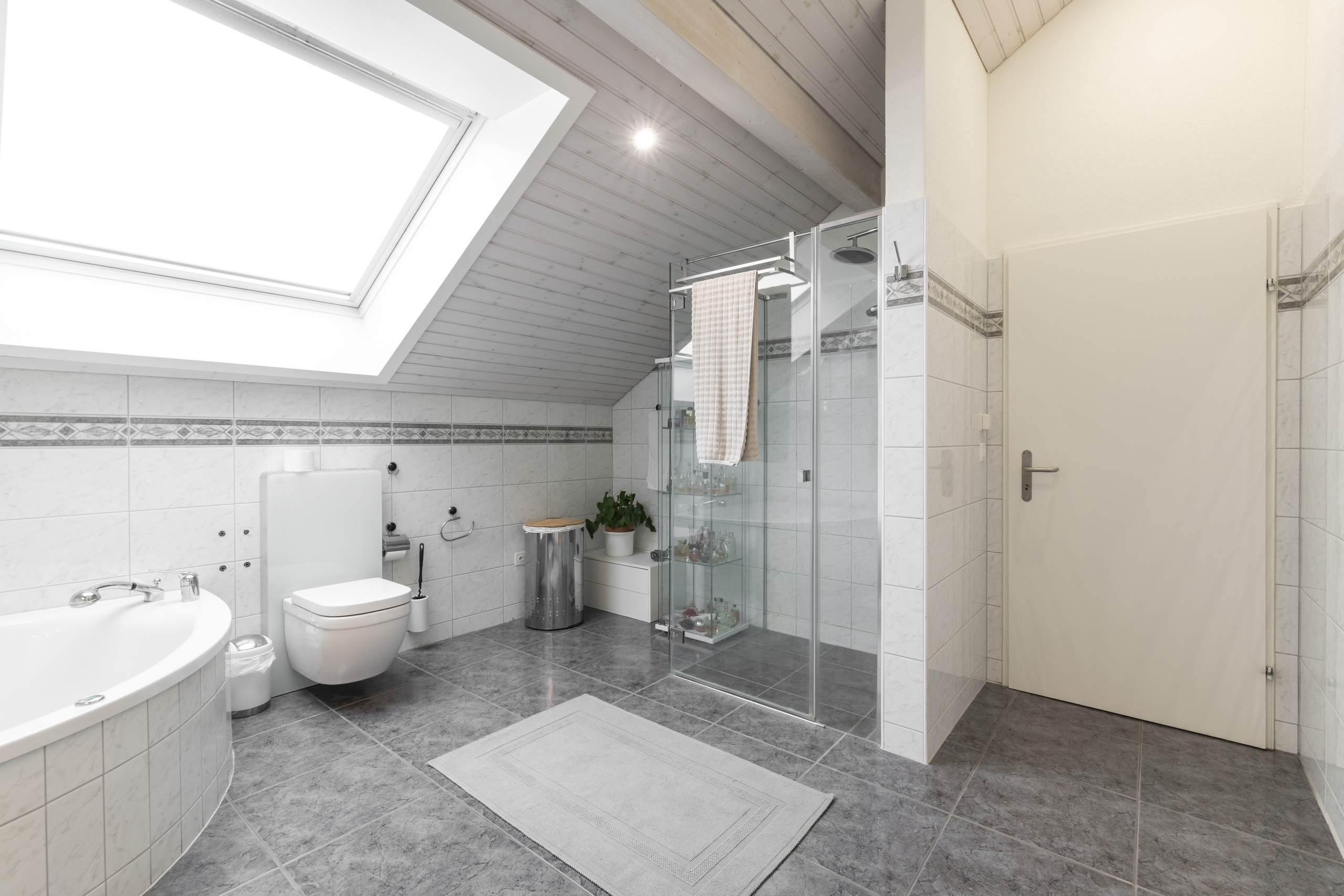 Hell beleuchtetes Dachgeschoss-Badezimmer