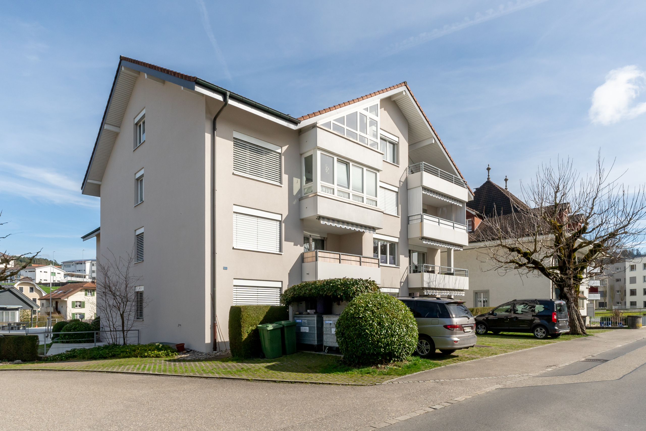 Mehrfamilienhaus mit Balkonen