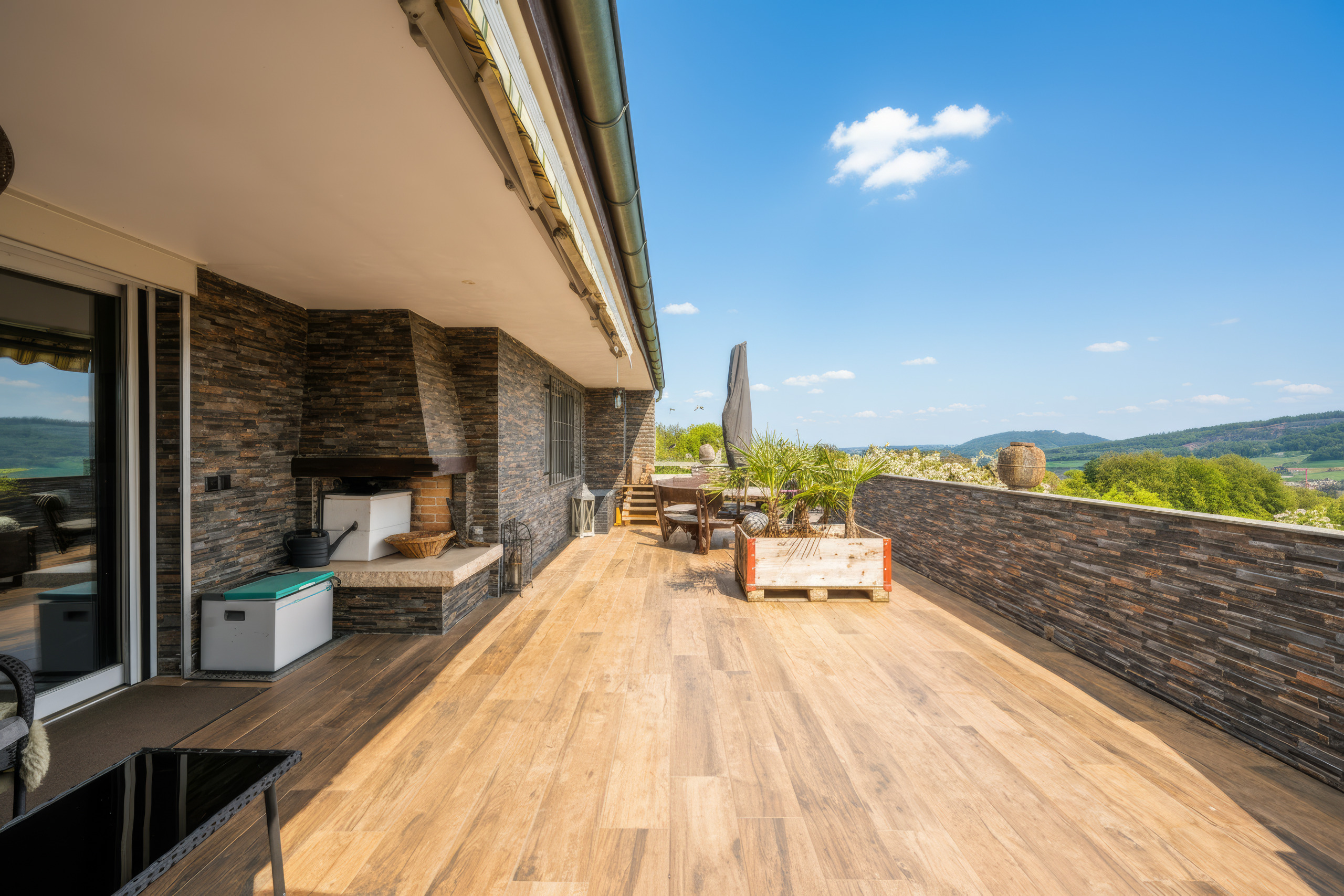 Große Dachterrasse mit Panoramaausblick