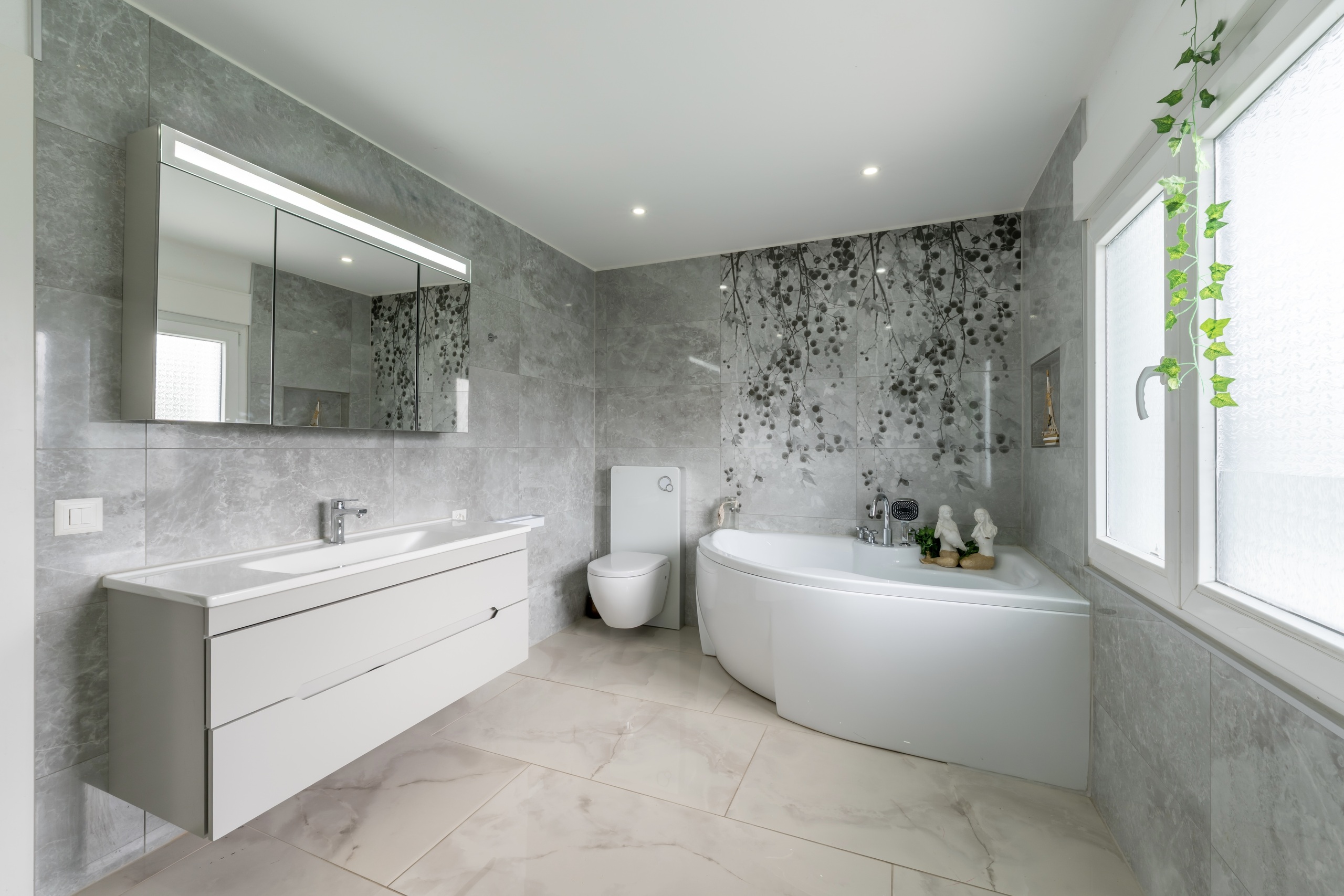 Modernes Badezimmer mit Badewanne und Waschtisch