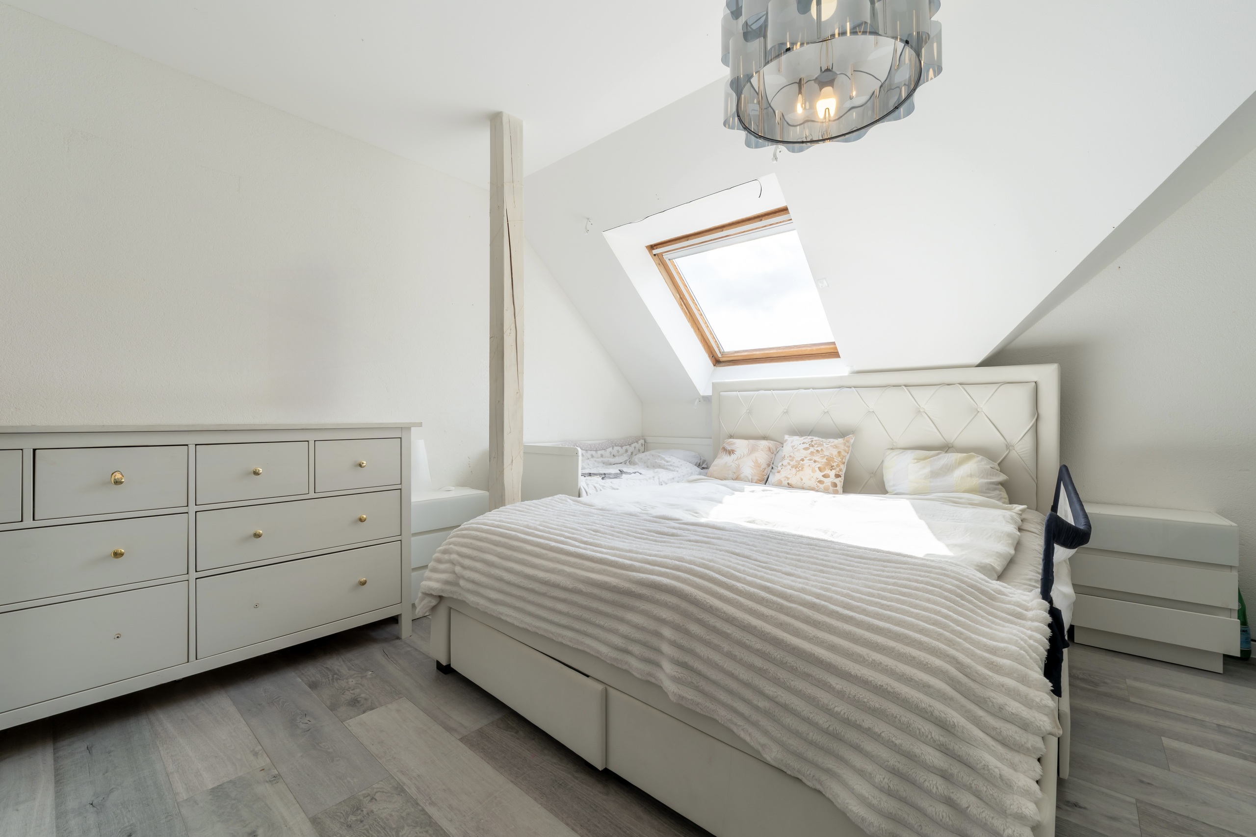 Helles Schlafzimmer im Dachgeschoss