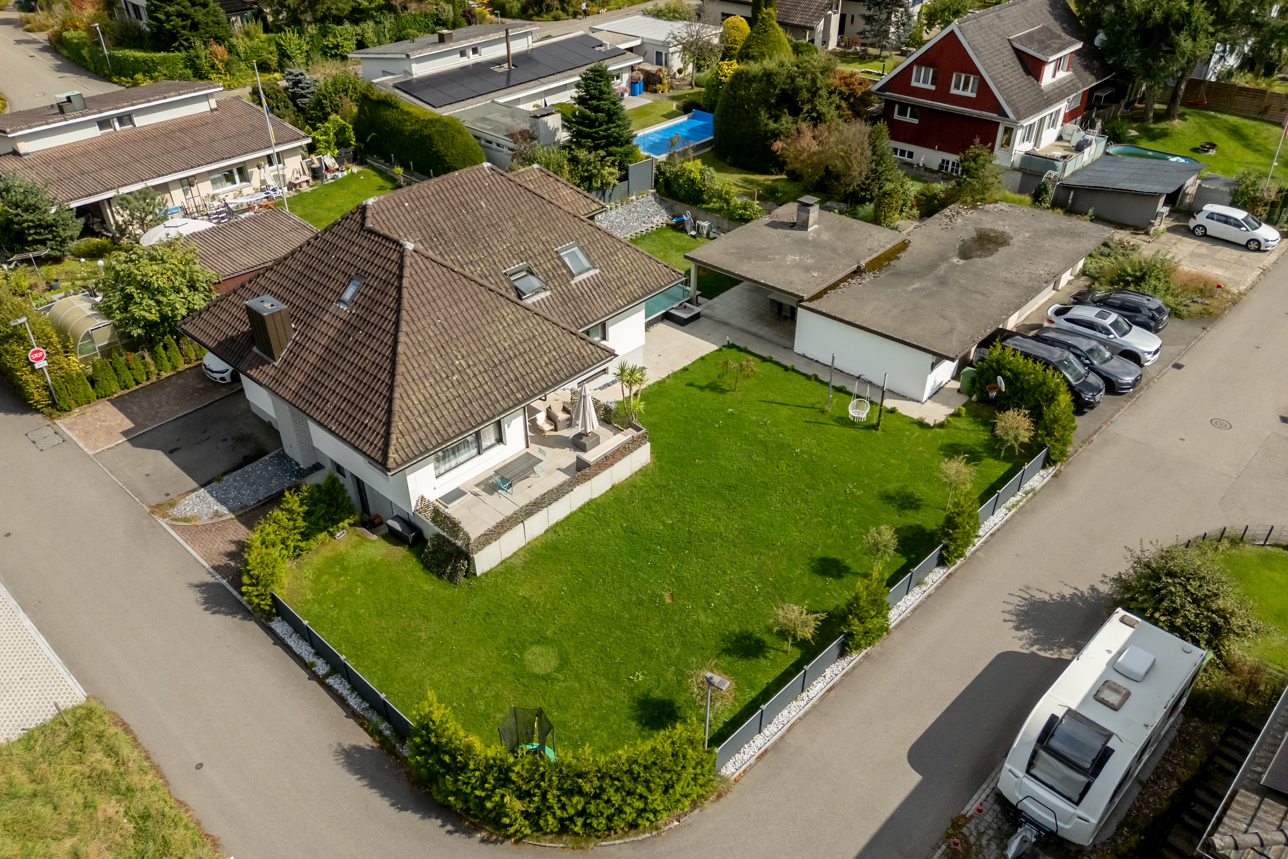 Luftaufnahme eines Einfamilienhauses mit großem Garten