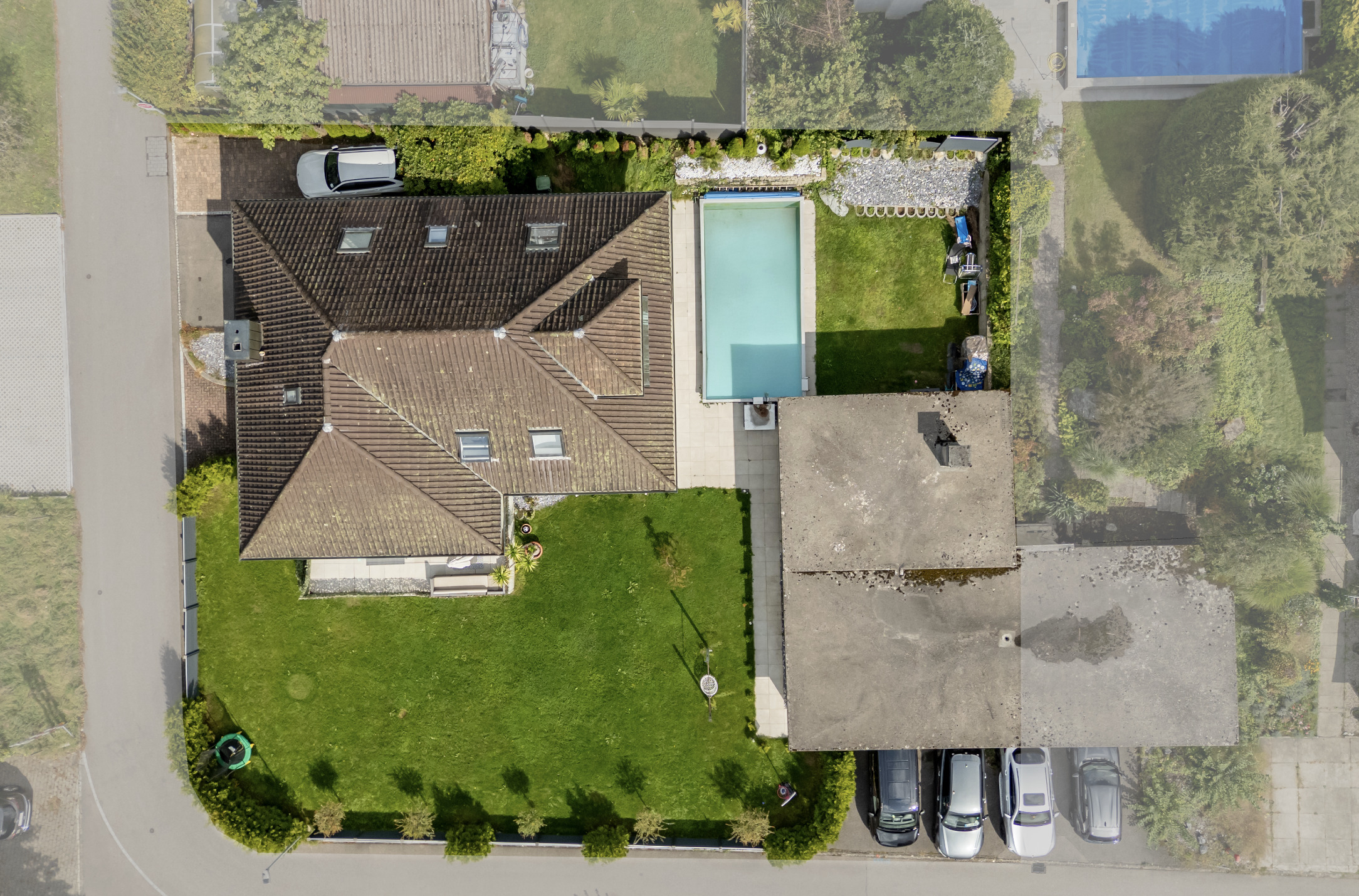 Luftaufnahme eines Wohnhauses mit Garten und Pool