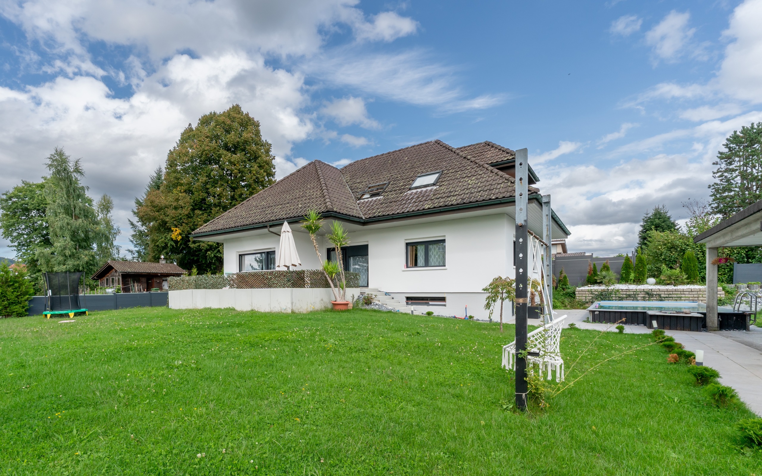 Einfamilienhaus mit großem Garten und Poolbereich