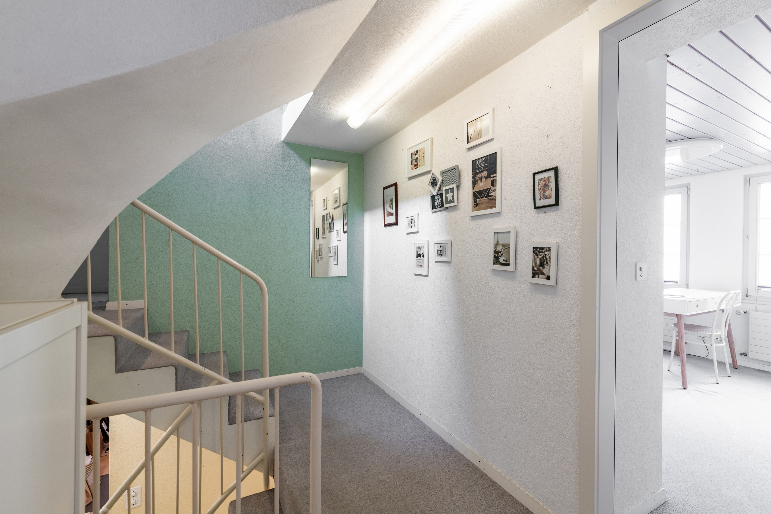 Treppenhausflur mit sichtbarem Zugang zum Arbeitszimmer