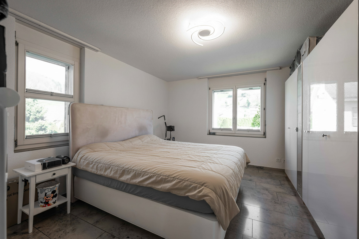 Schlafzimmer mit Tageslicht und Kleiderschrank
