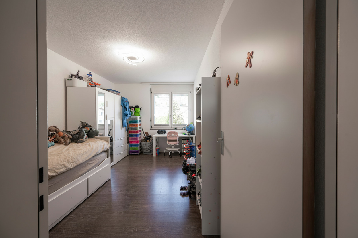 Kinderzimmer mit Schreibtisch und Einzelbett