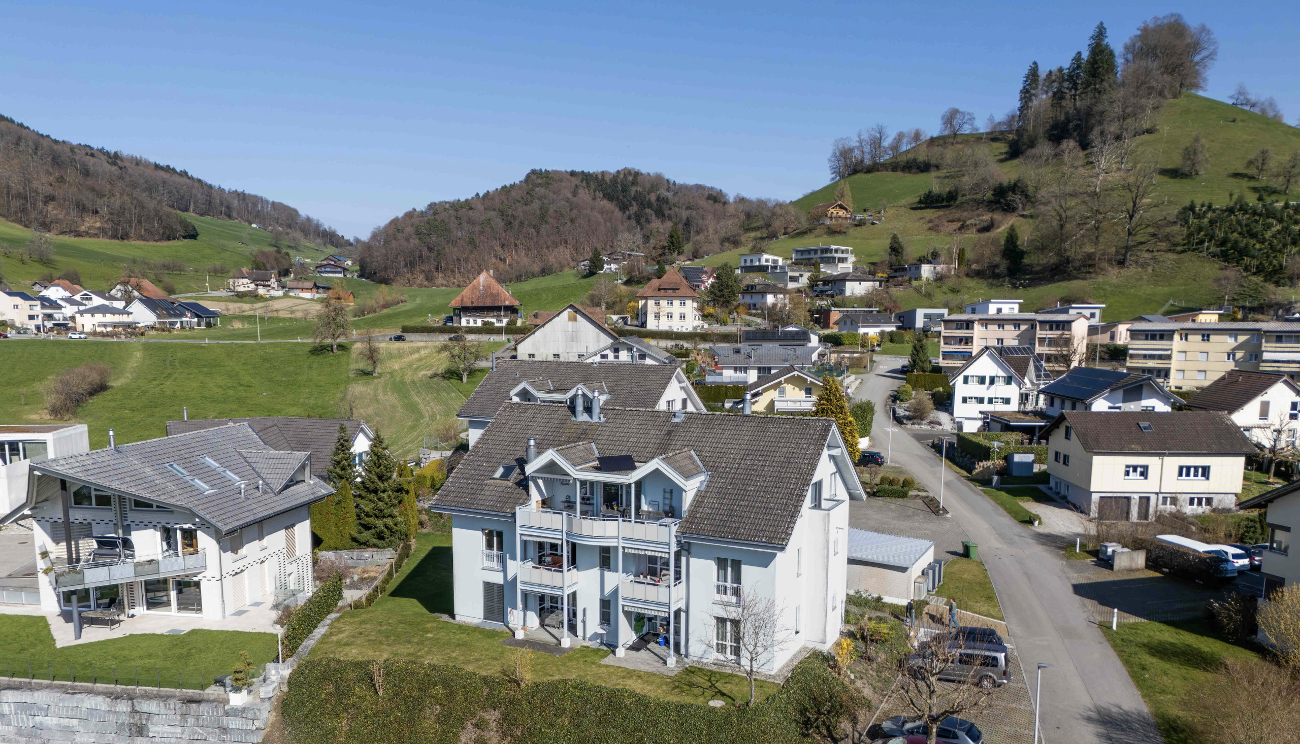 Luftaufnahme eines Wohngebiets in Hanglage