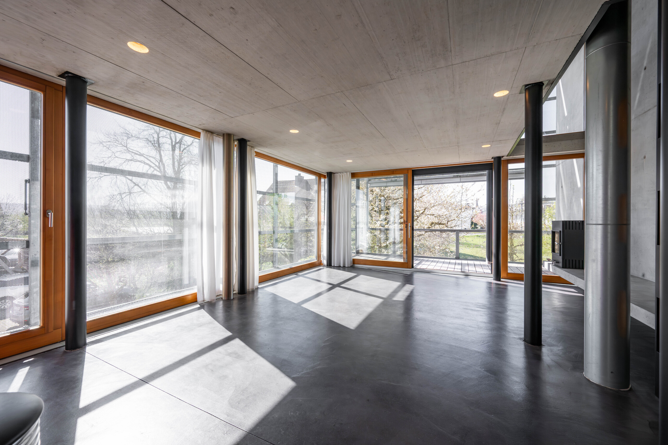 Moderner Wohnraum mit Panoramafenstern