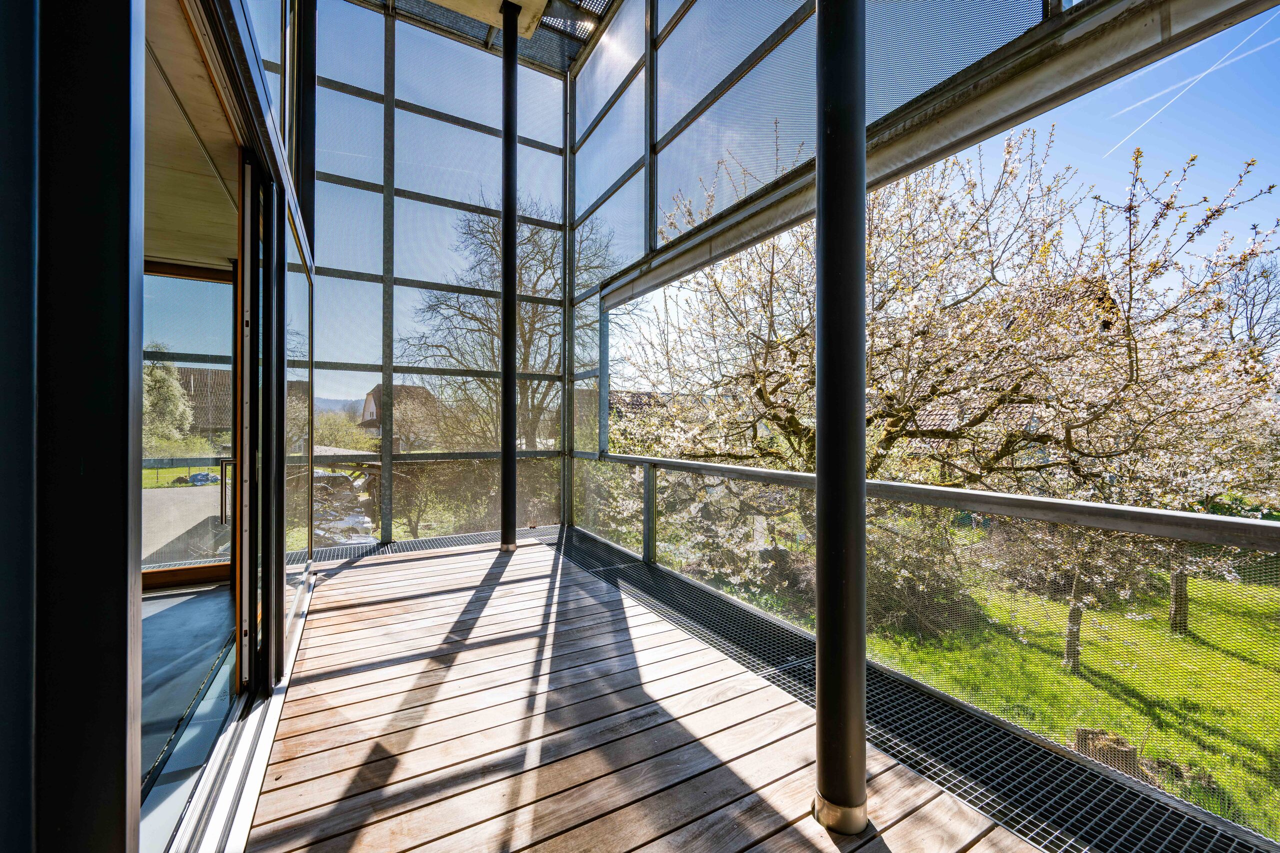 Überdachter Balkon mit Blick ins Grüne