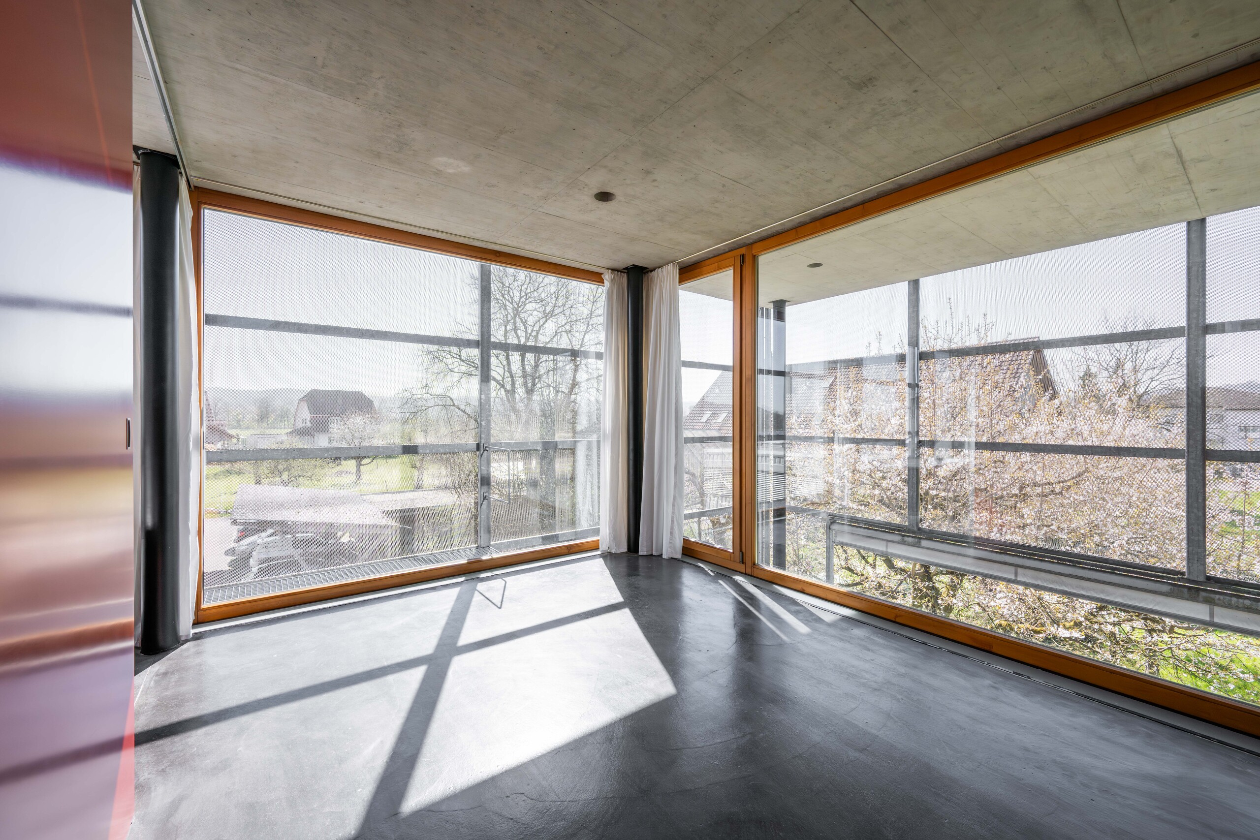 Modern verglaster Raum mit Panoramablick