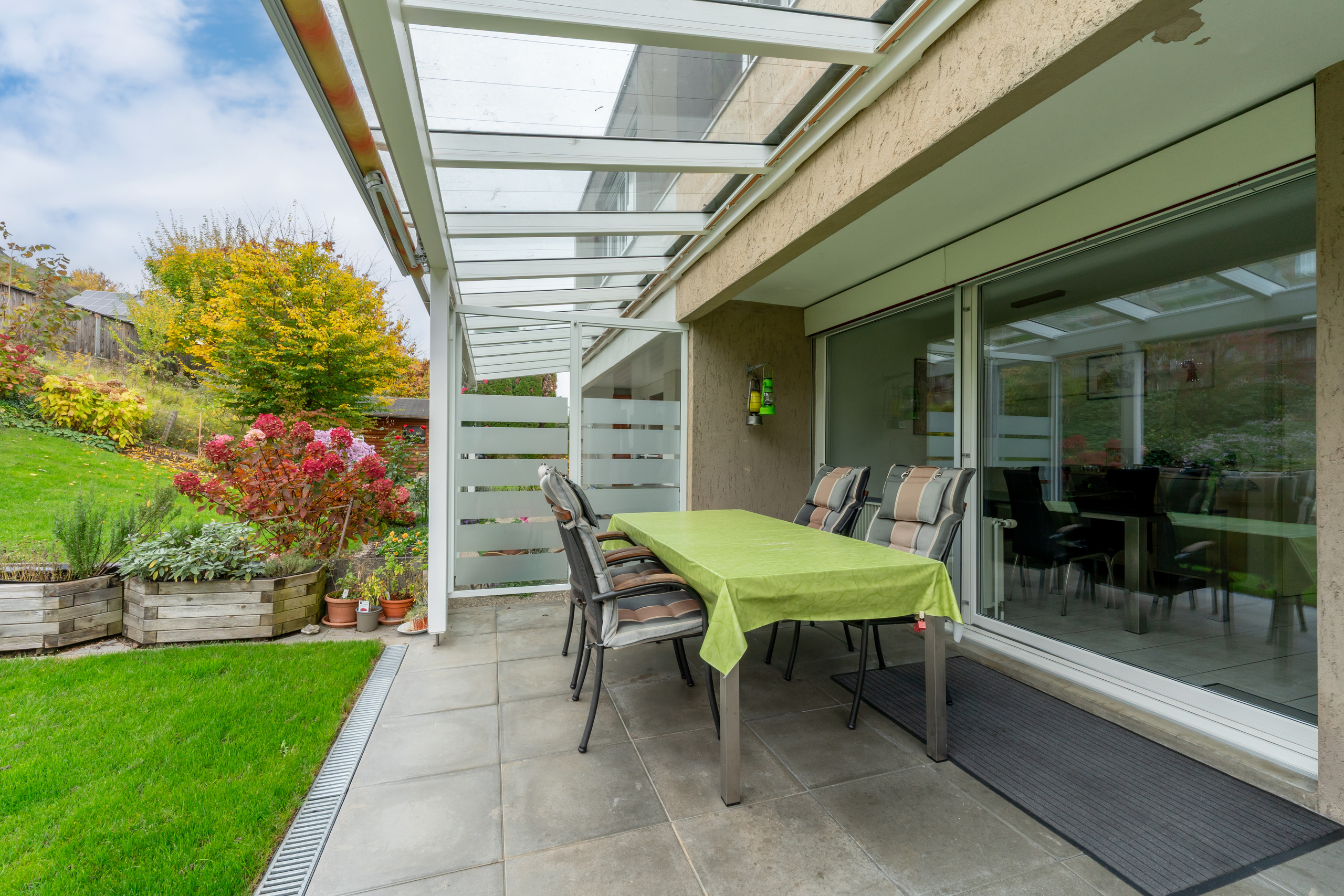 Überdachte Terrasse mit Gartenmöbeln