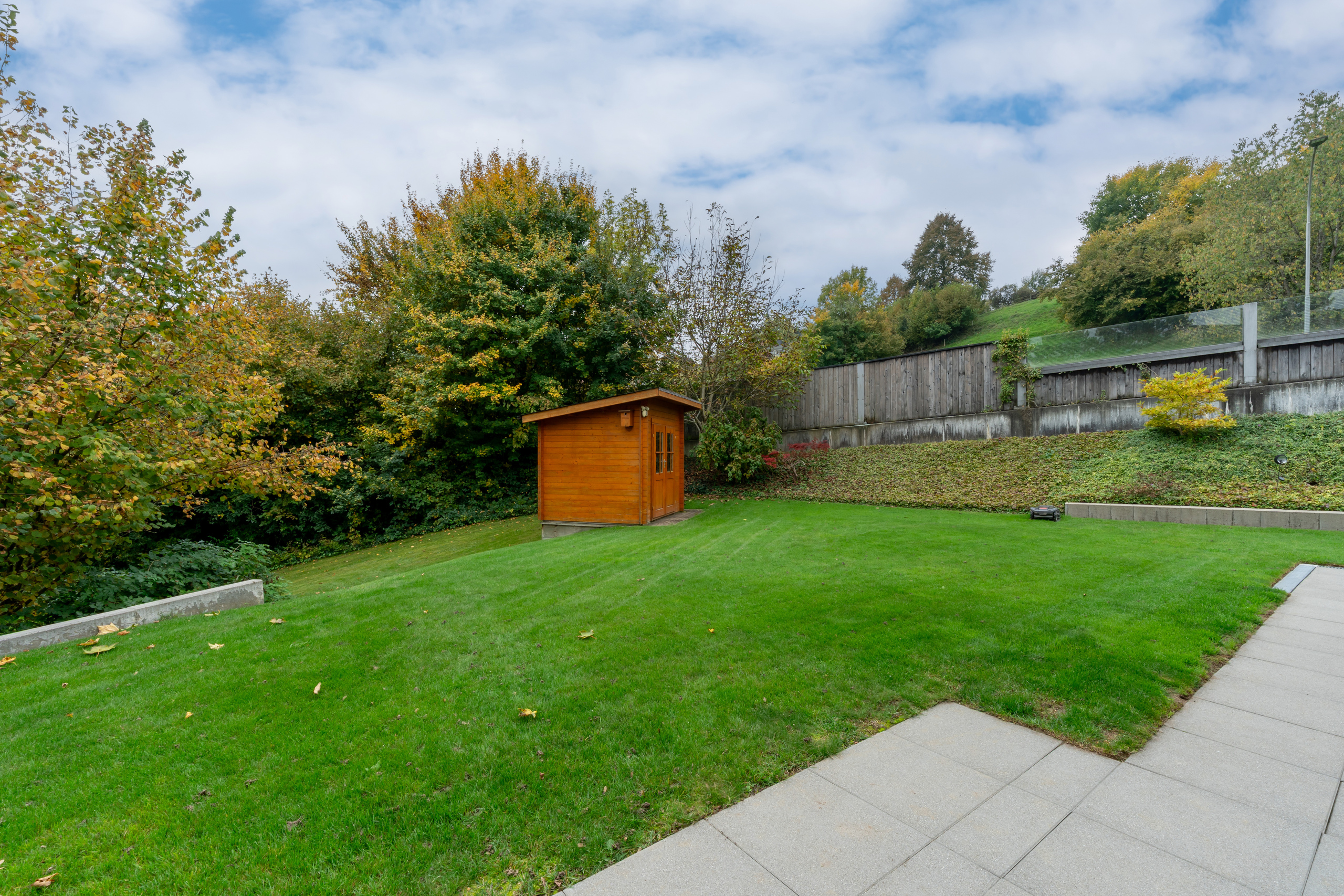 Großer Garten mit Holzschuppen