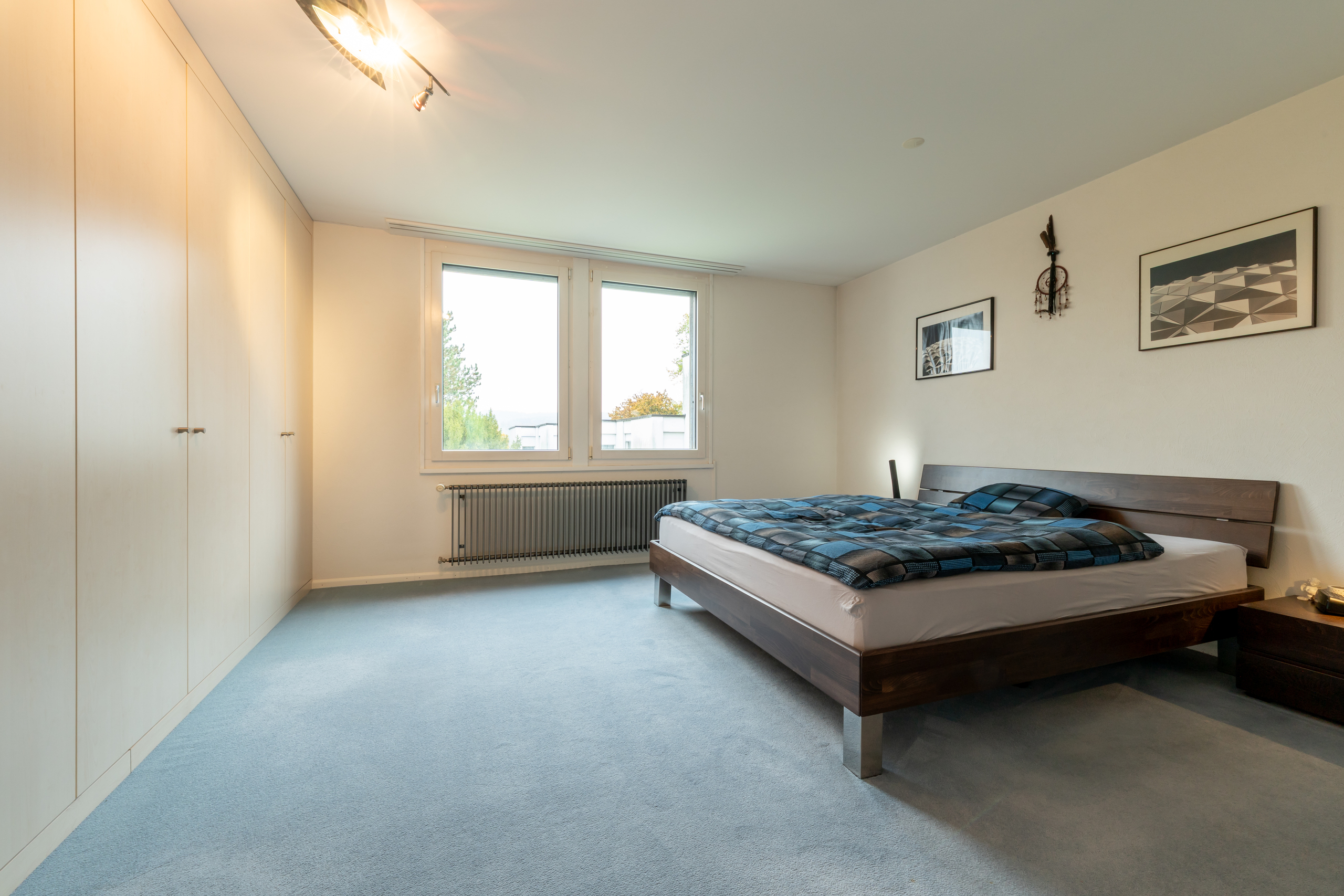 Helles Schlafzimmer mit Einbauschrank und Doppelbett