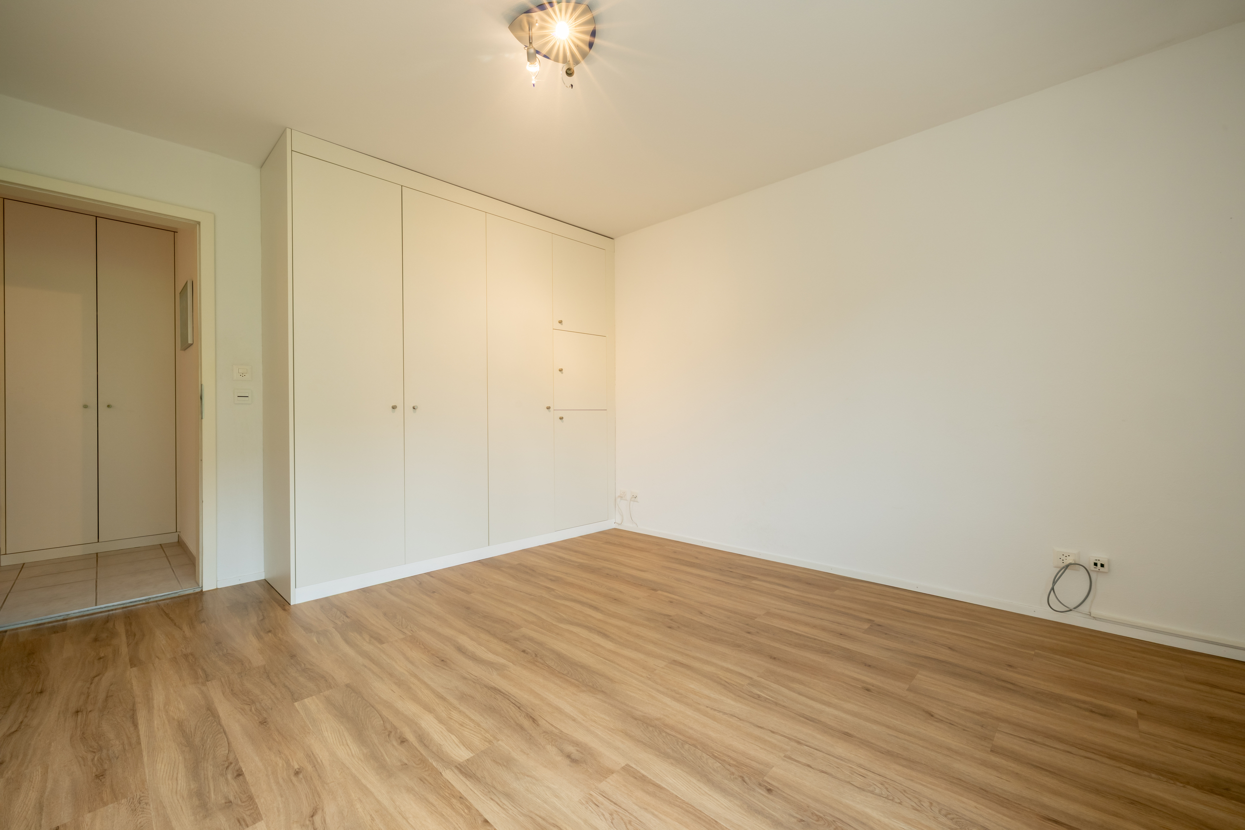 Heller leerer Raum mit Einbauschrank
