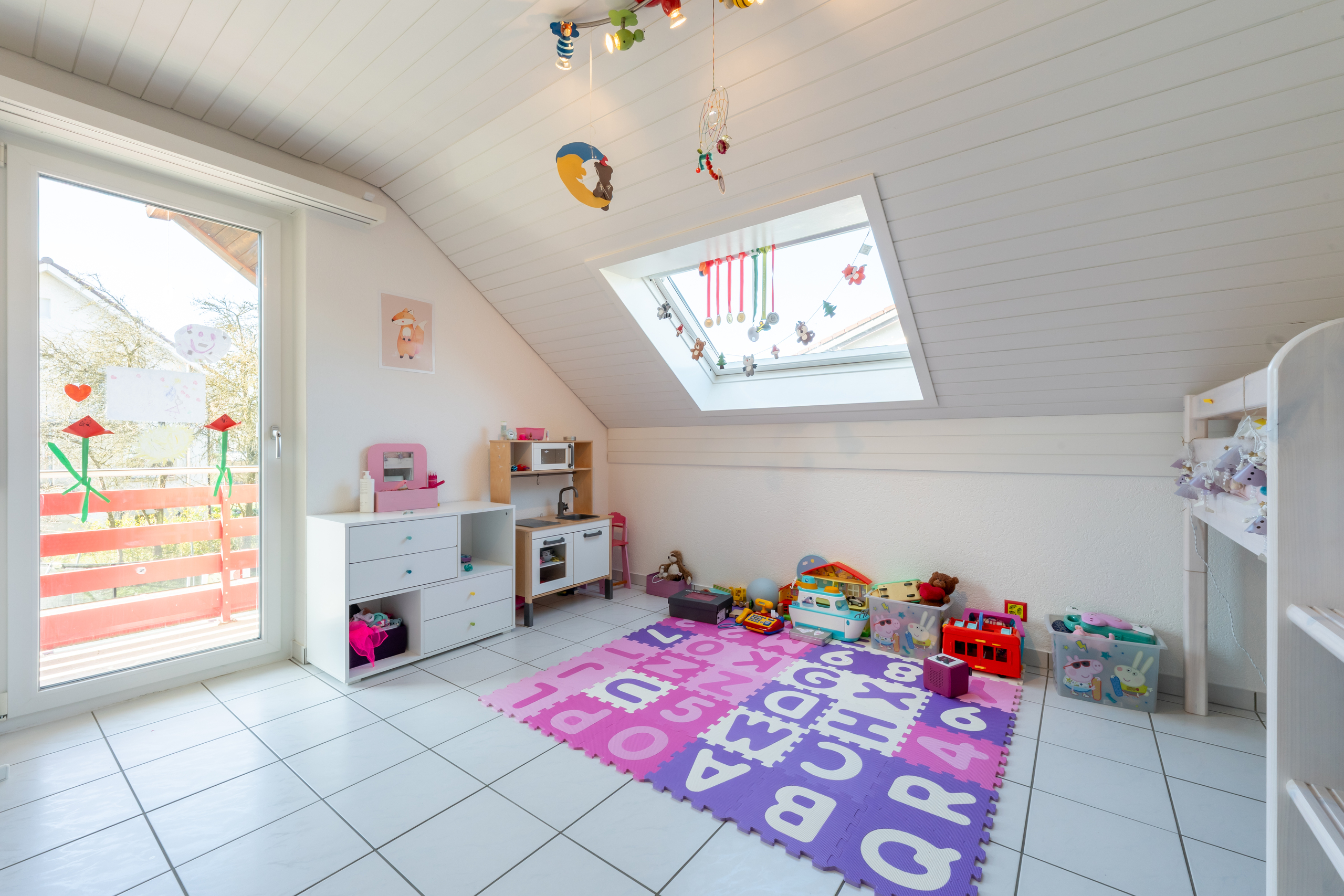 Helles Kinderzimmer unter Dachschräge