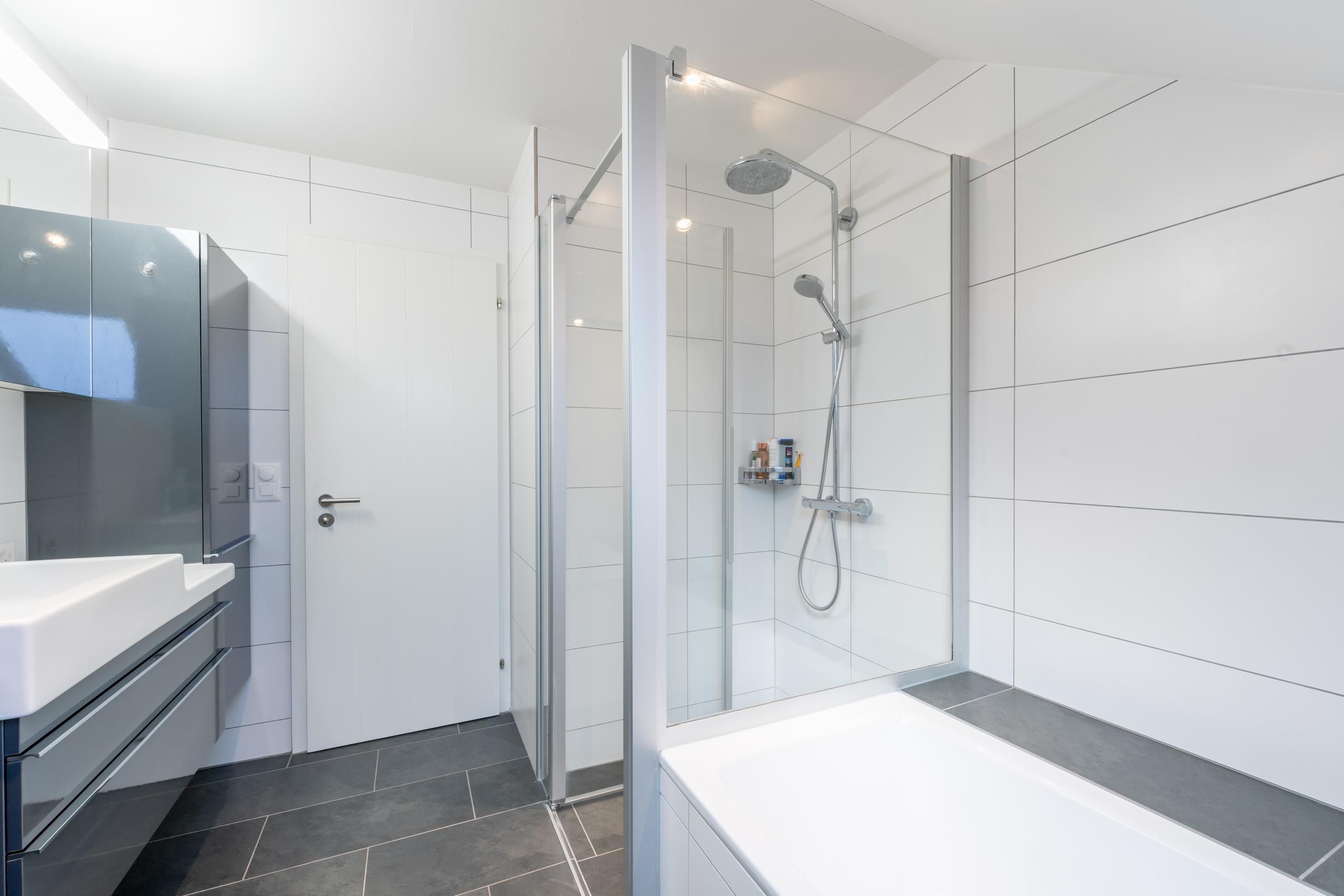 Modernes Badezimmer mit Dusche und Badewanne