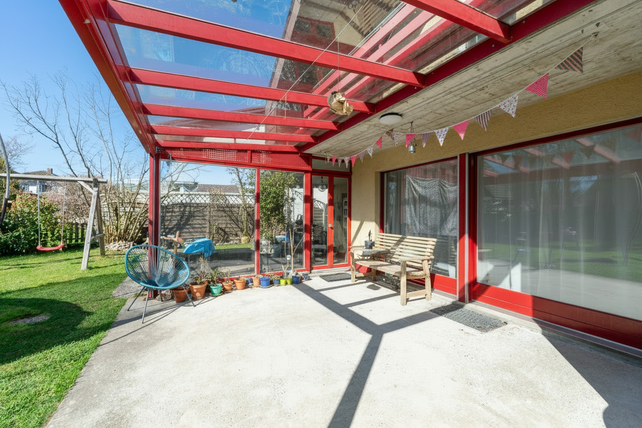 Überdachte Terrasse mit roter Glasüberdachung
