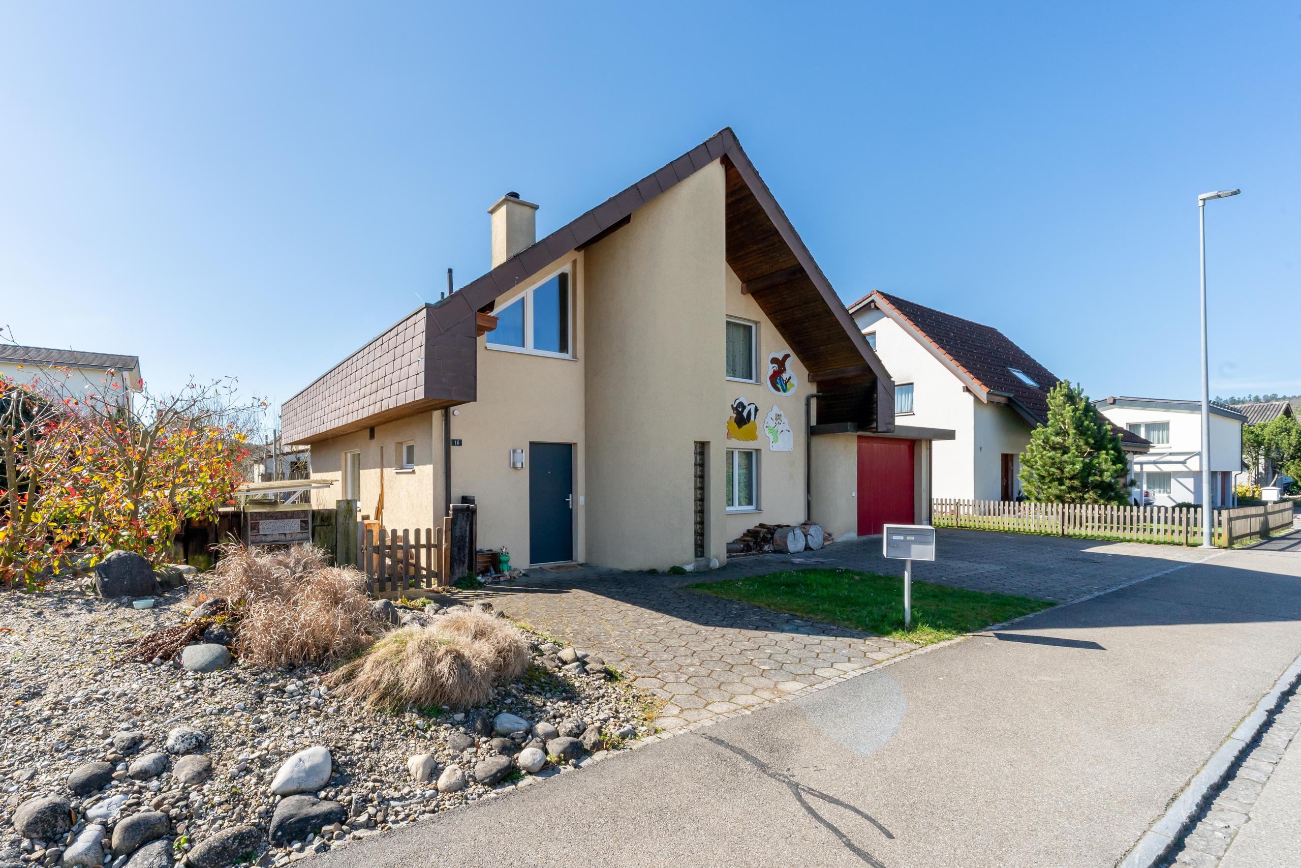 Freistehendes Einfamilienhaus mit steilem Satteldach