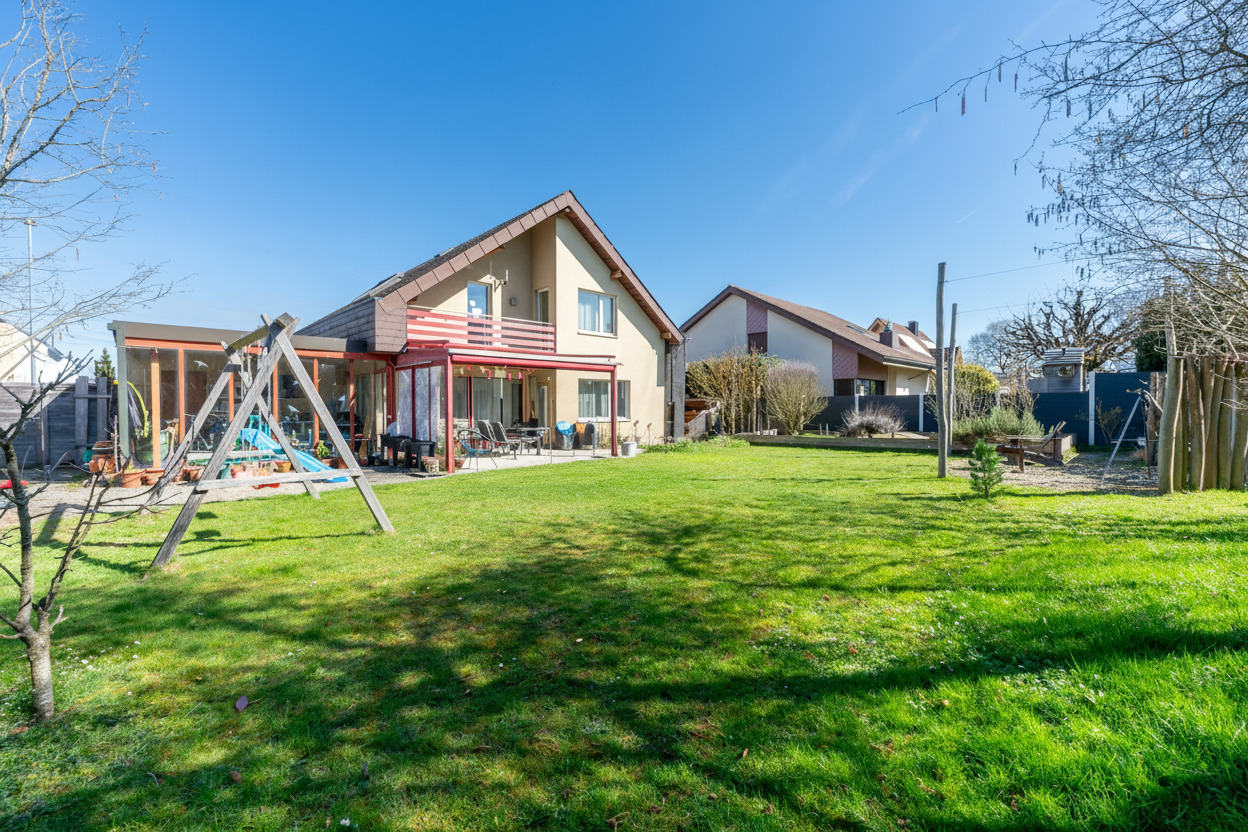Großer Garten mit Einfamilienhaus