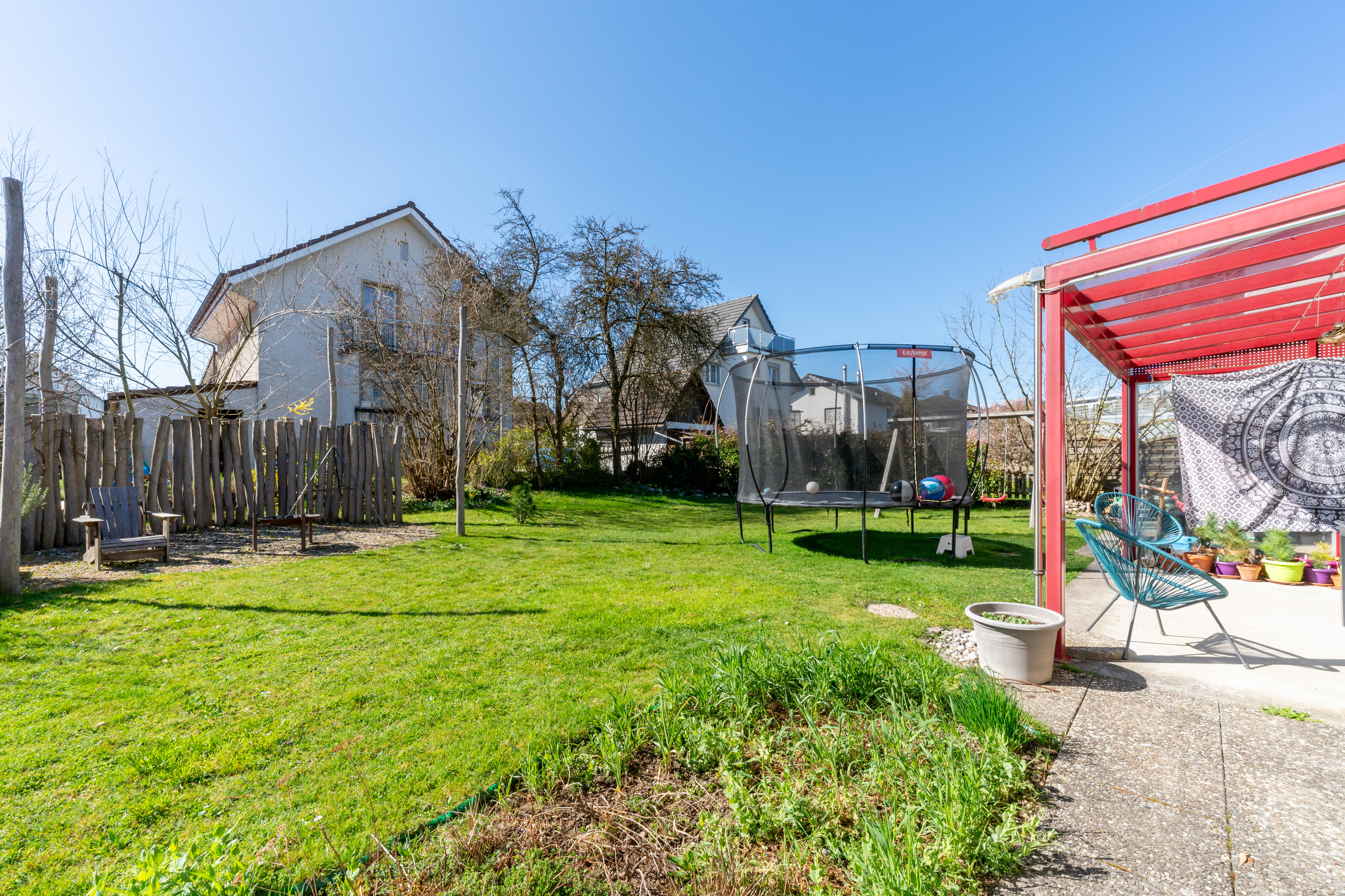 Großer Garten mit Terrasse und Spielbereich