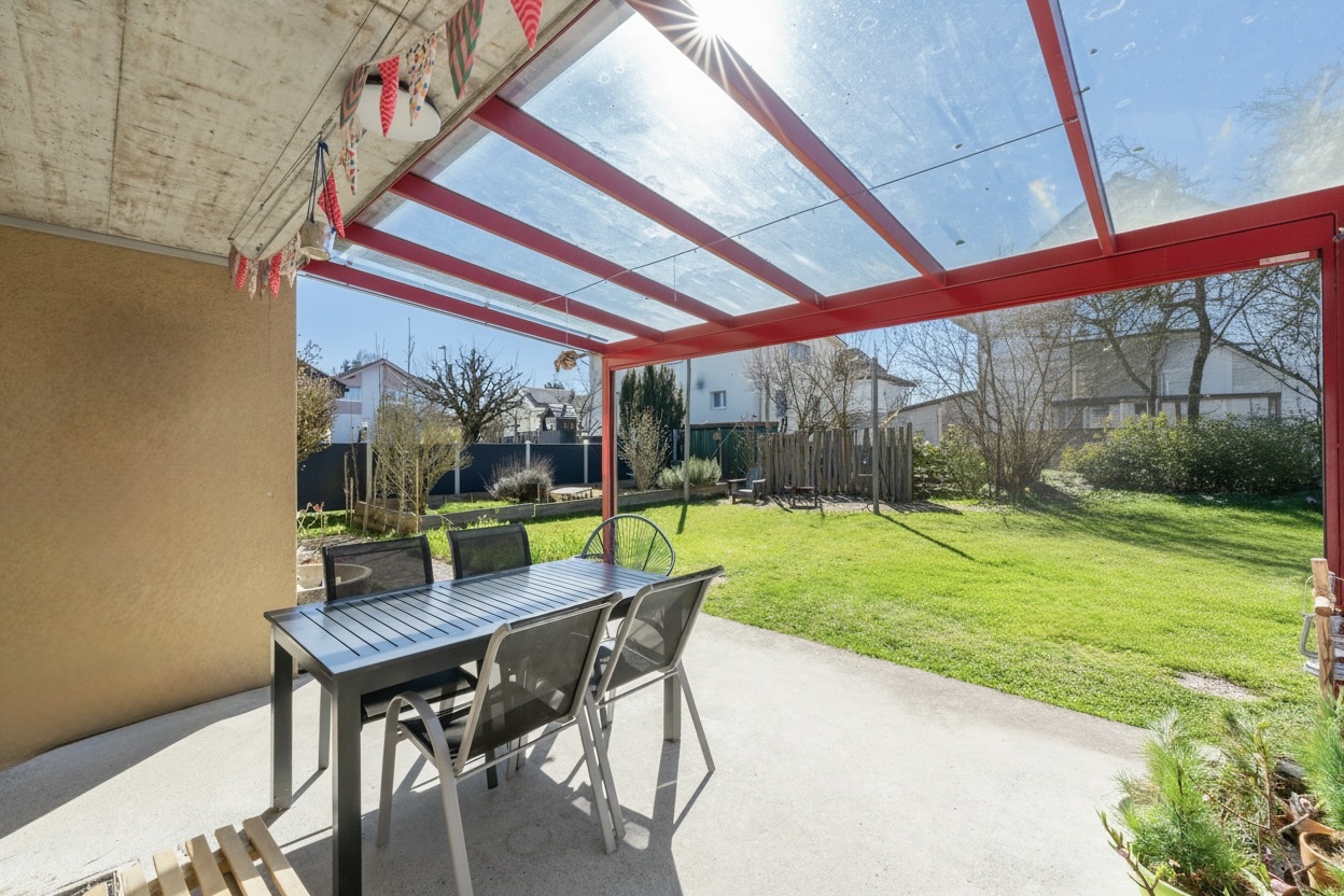 Überdachte Terrasse mit Gartenblick