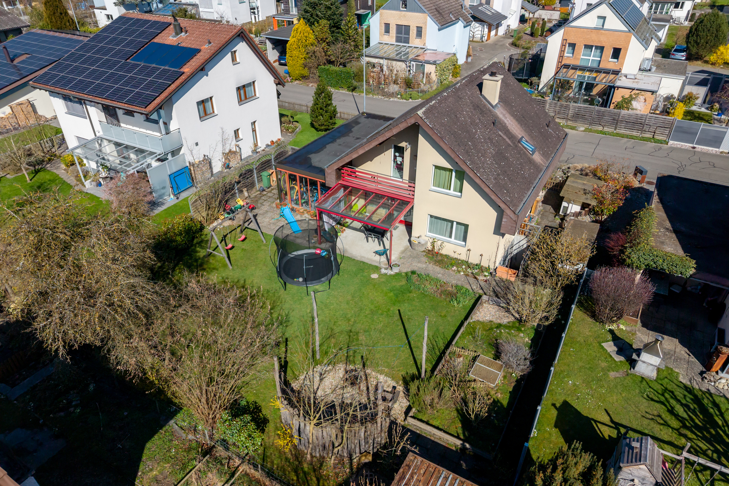 Luftaufnahme eines Wohnhauses mit Garten