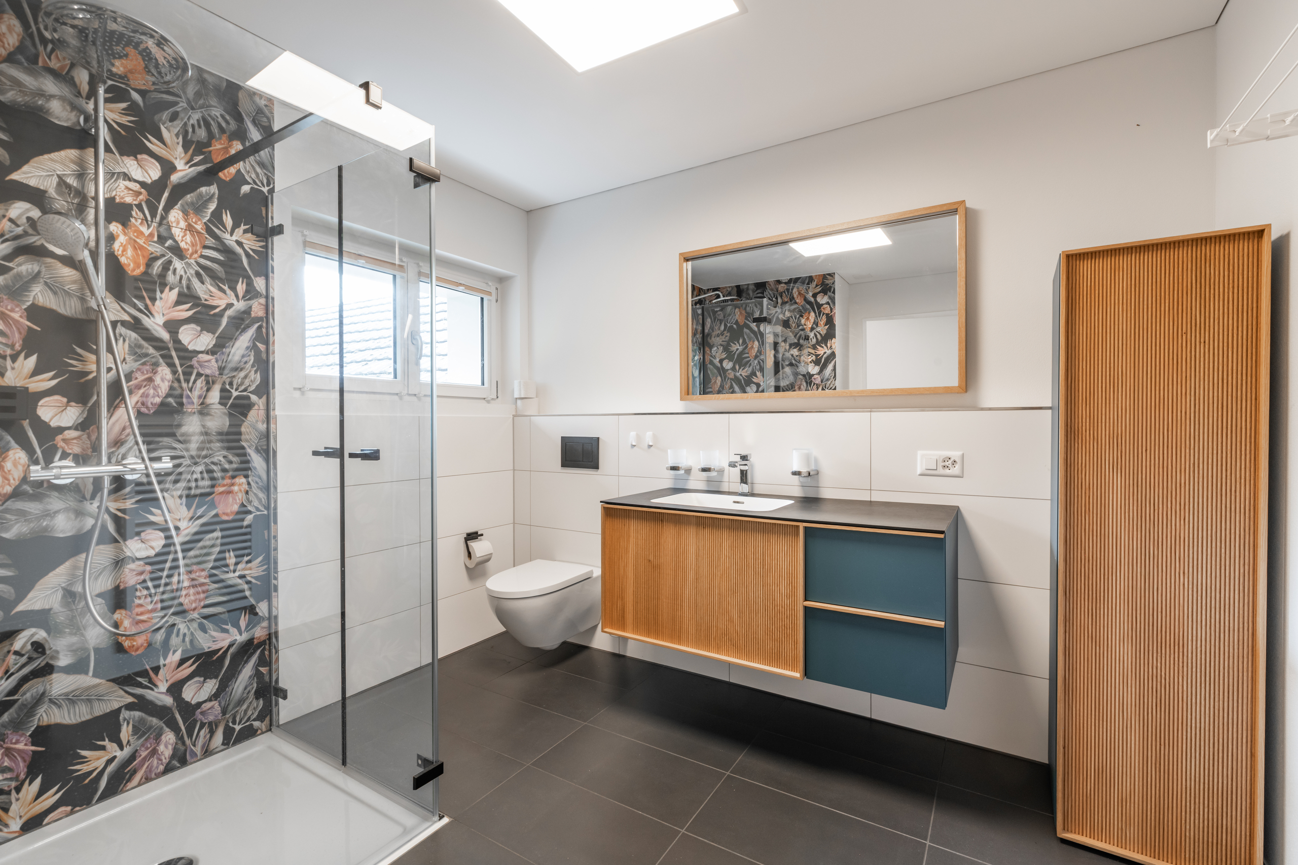 Modernes Badezimmer mit floraler Akzentwand