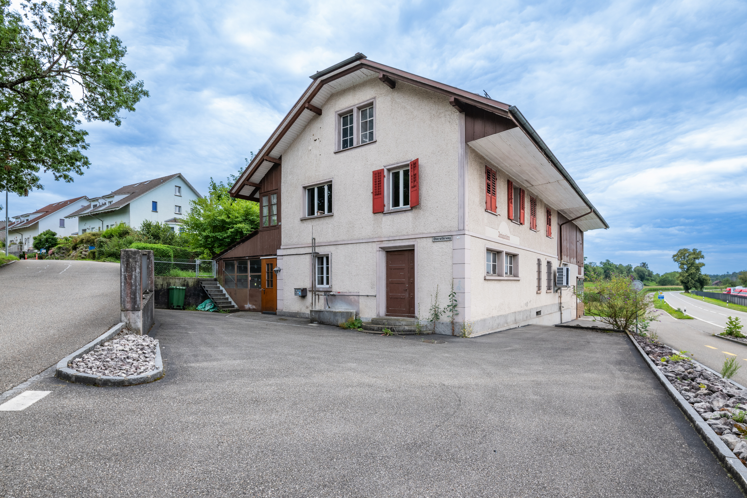 Außenansicht eines ländlich gelegenen Wohnhauses
