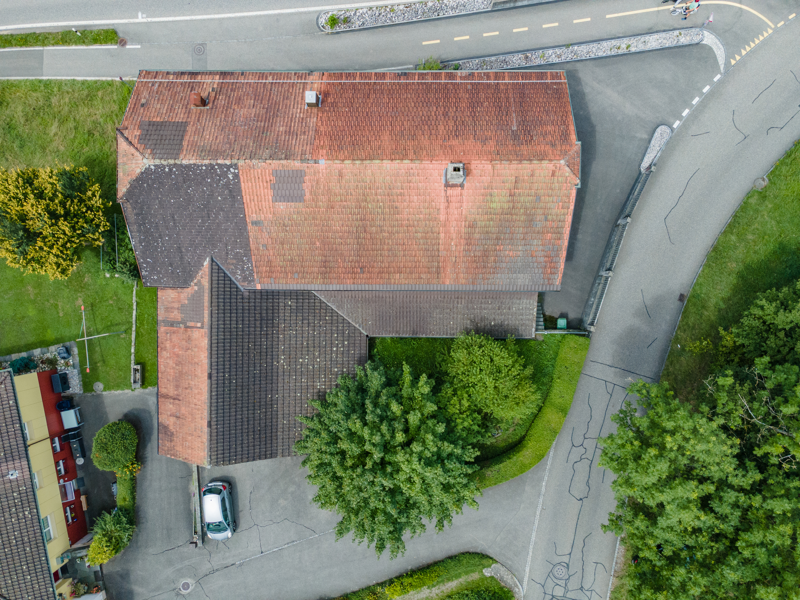 Luftaufnahme eines Wohnhauses mit Satteldach