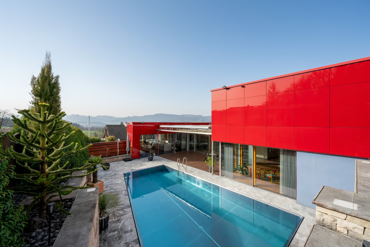 Außenansicht mit Pool und moderner Fassade