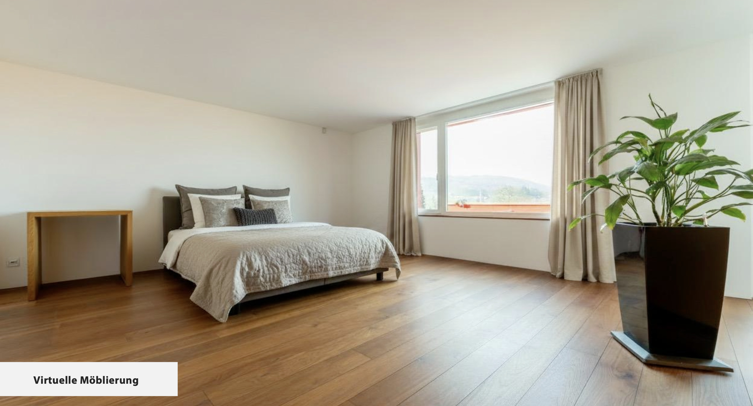 Helles, virtuell möbliertes Schlafzimmer mit großem Fenster