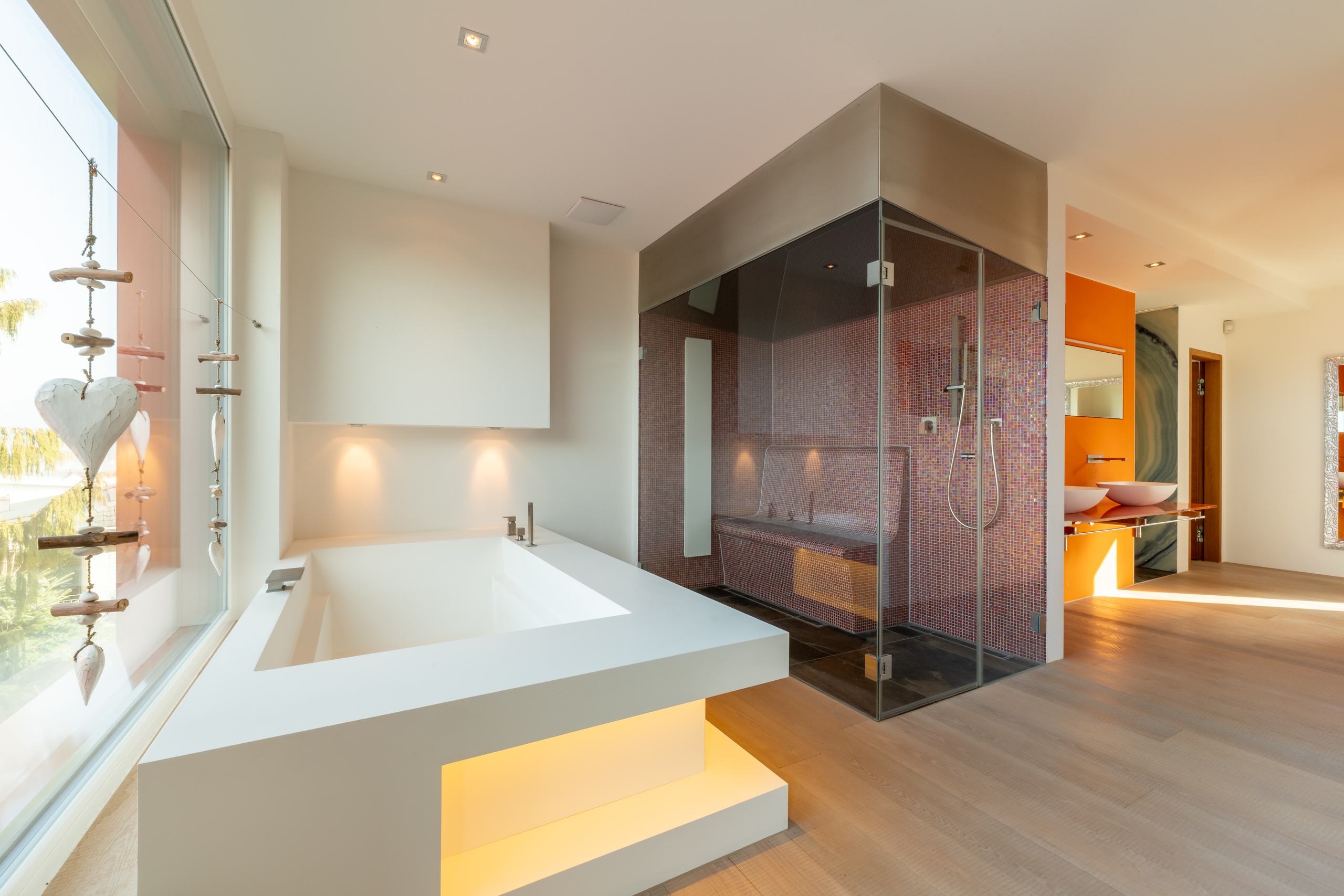 Luxuriöses Badezimmer mit freistehender Wanne und Glasdusche