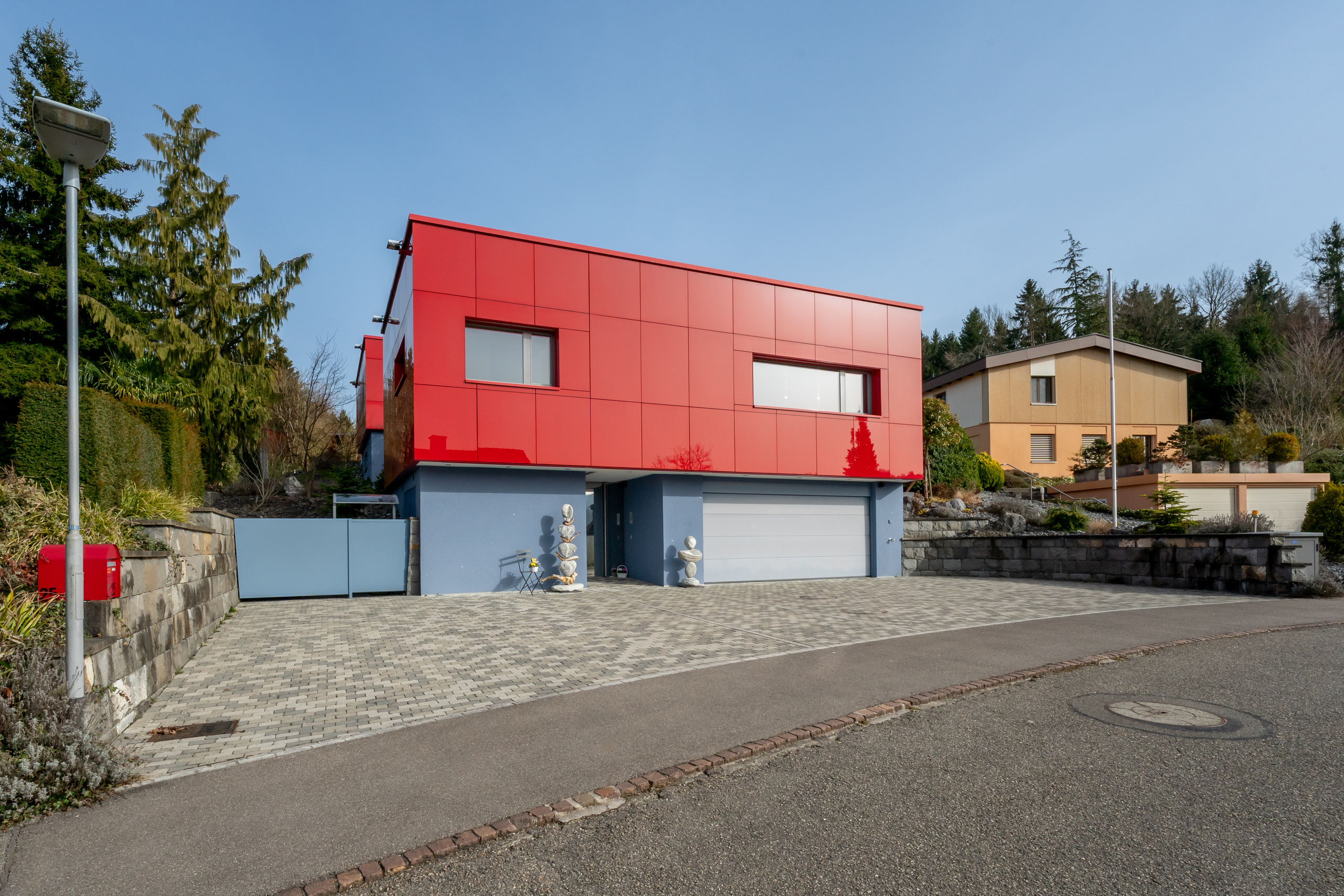 Modernes Wohnhaus mit roter Fassadenverkleidung