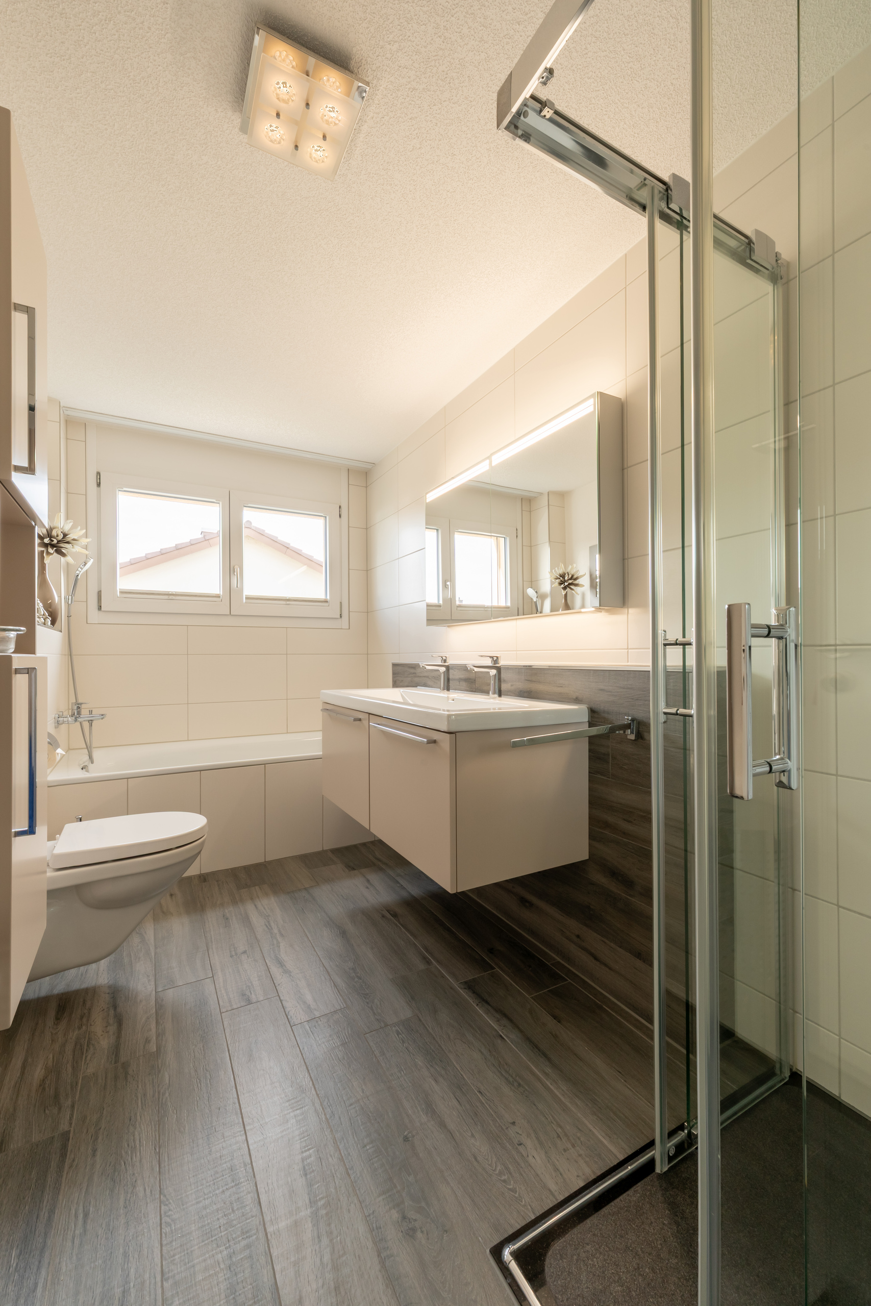 Modernes Badezimmer mit Dusche und Badewanne
