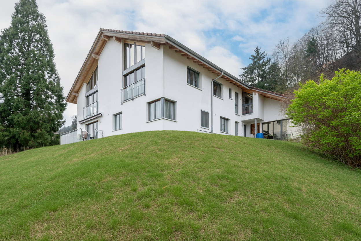 Modernes Haus am Hang mit großem Garten