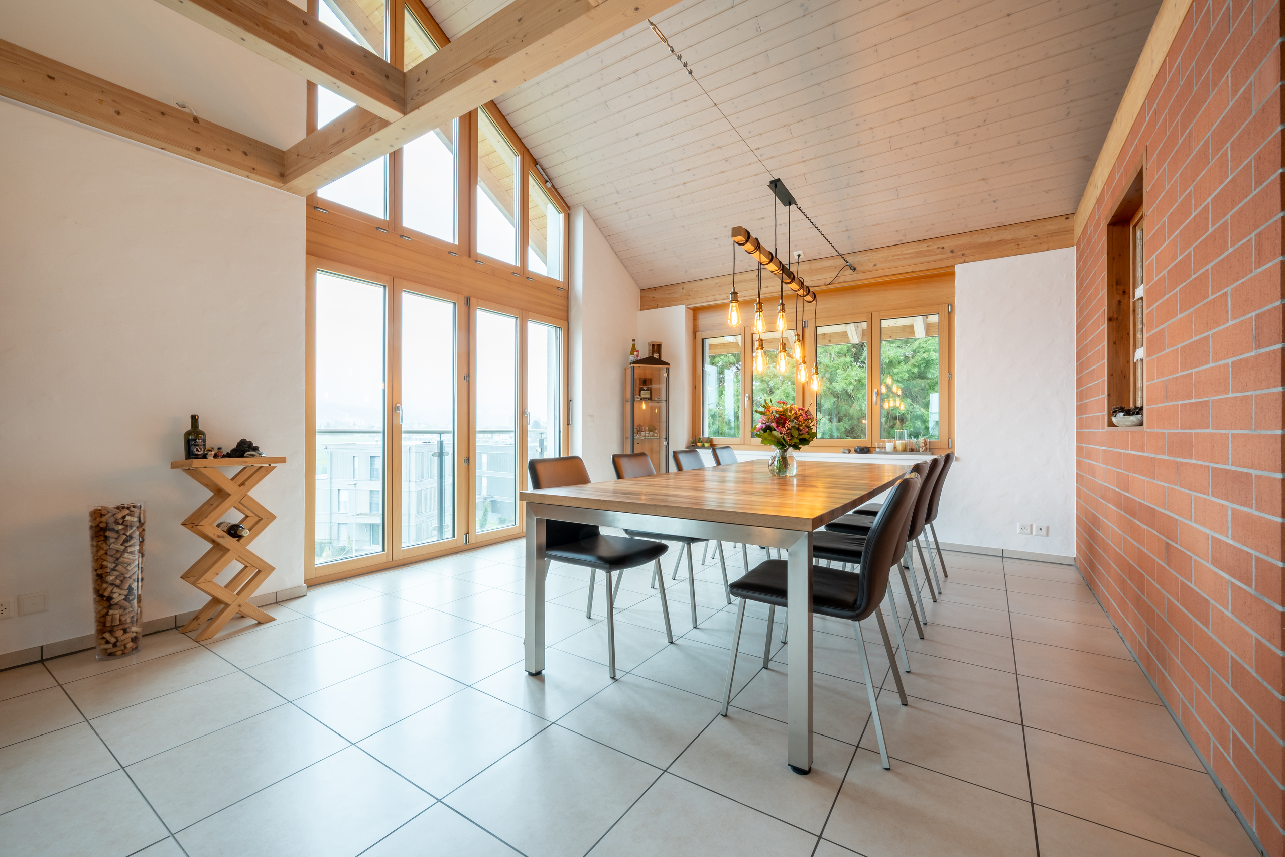 Heller Essbereich mit Holzbalken und großen Fenstern
