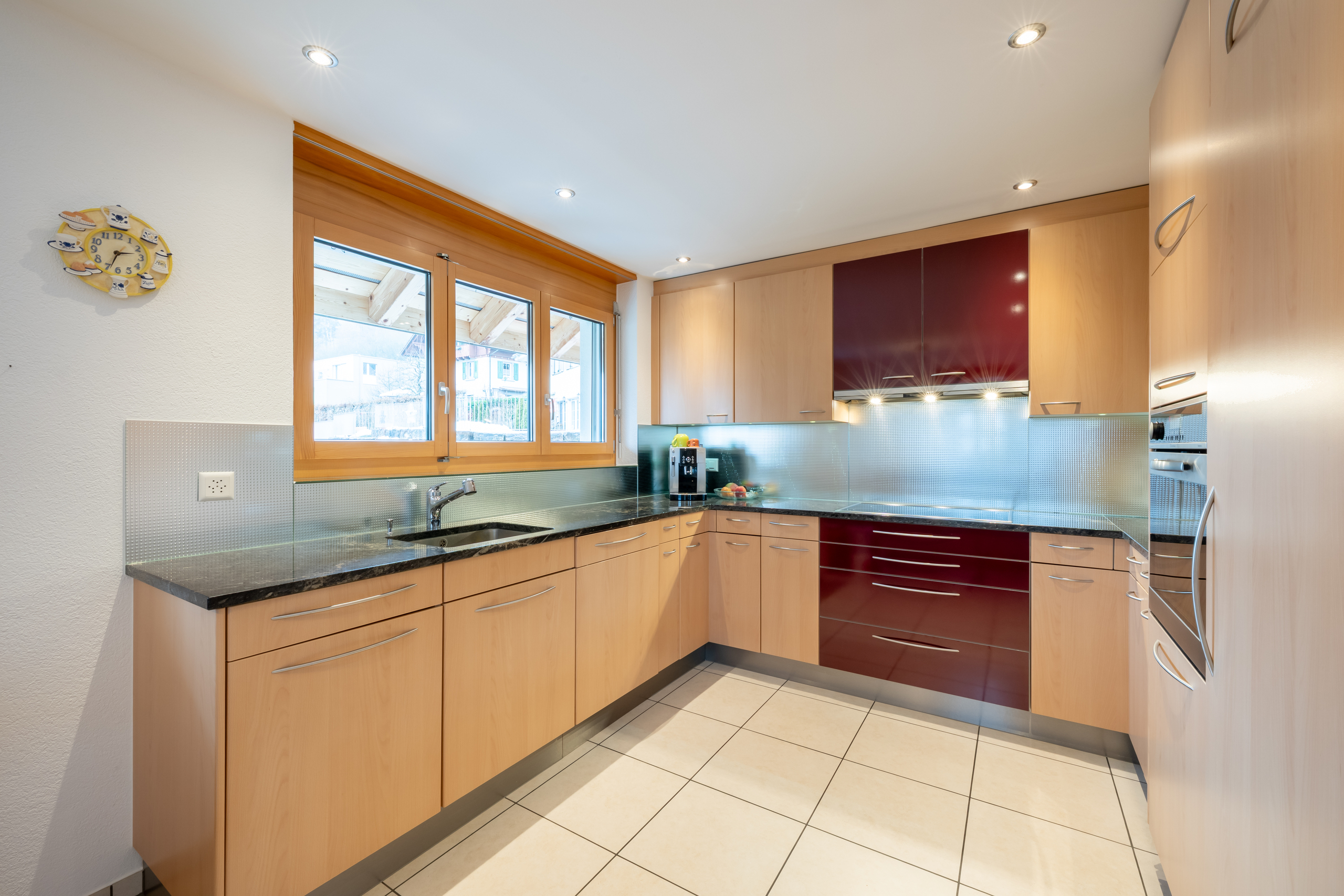 Moderne Einbauküche mit Holzfronten