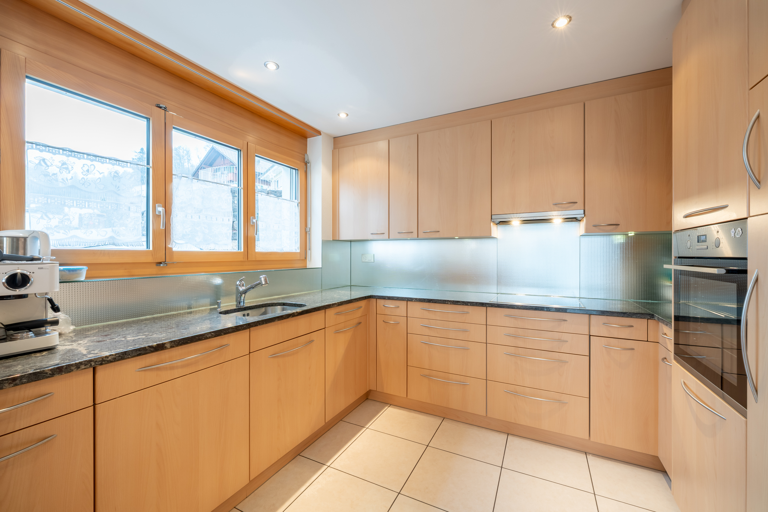 Moderne Einbauküche mit Holzfronten
