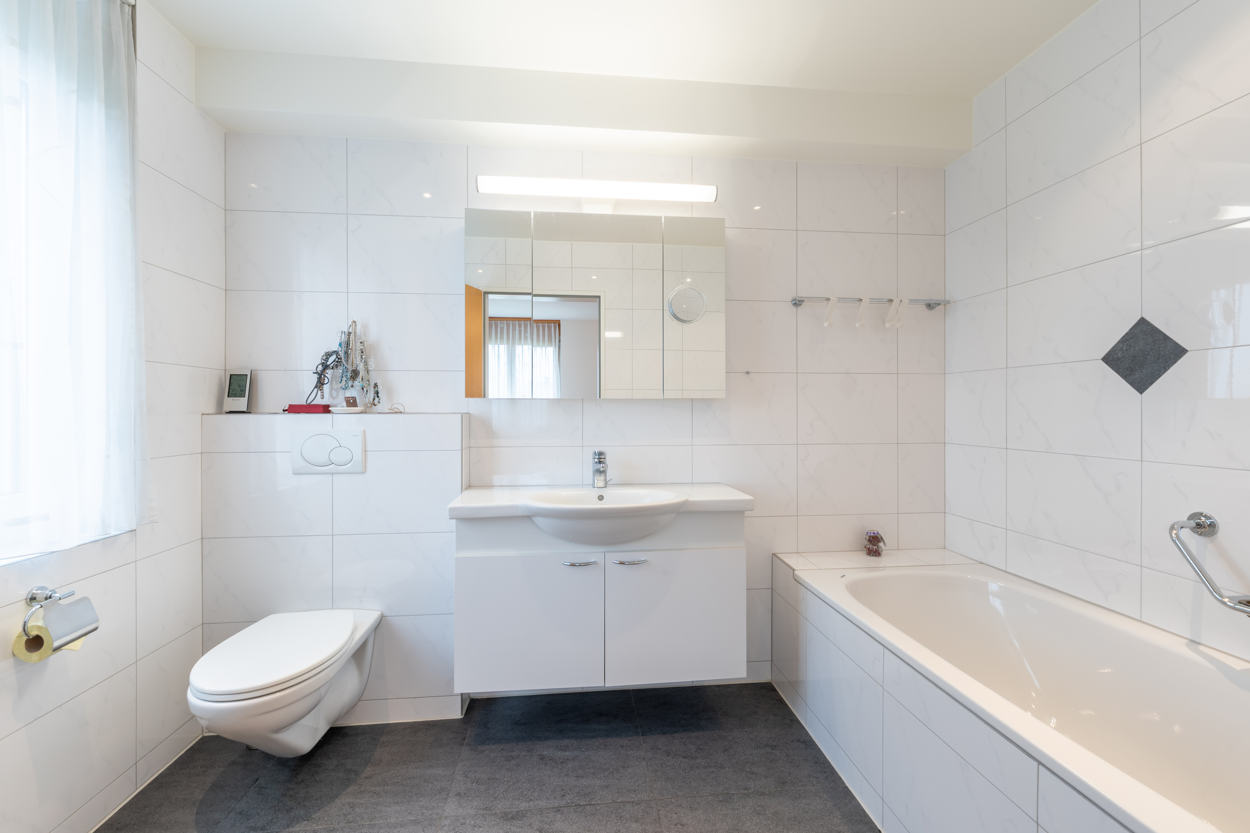 Modernes Badezimmer mit Badewanne und WC