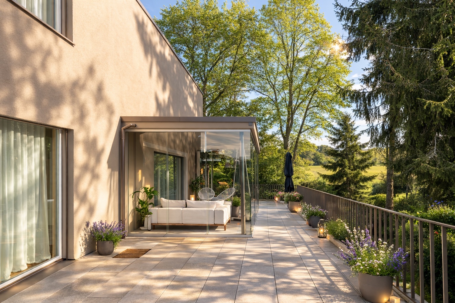 Terrasse mit verglastem Sitzbereich und Gartenblick