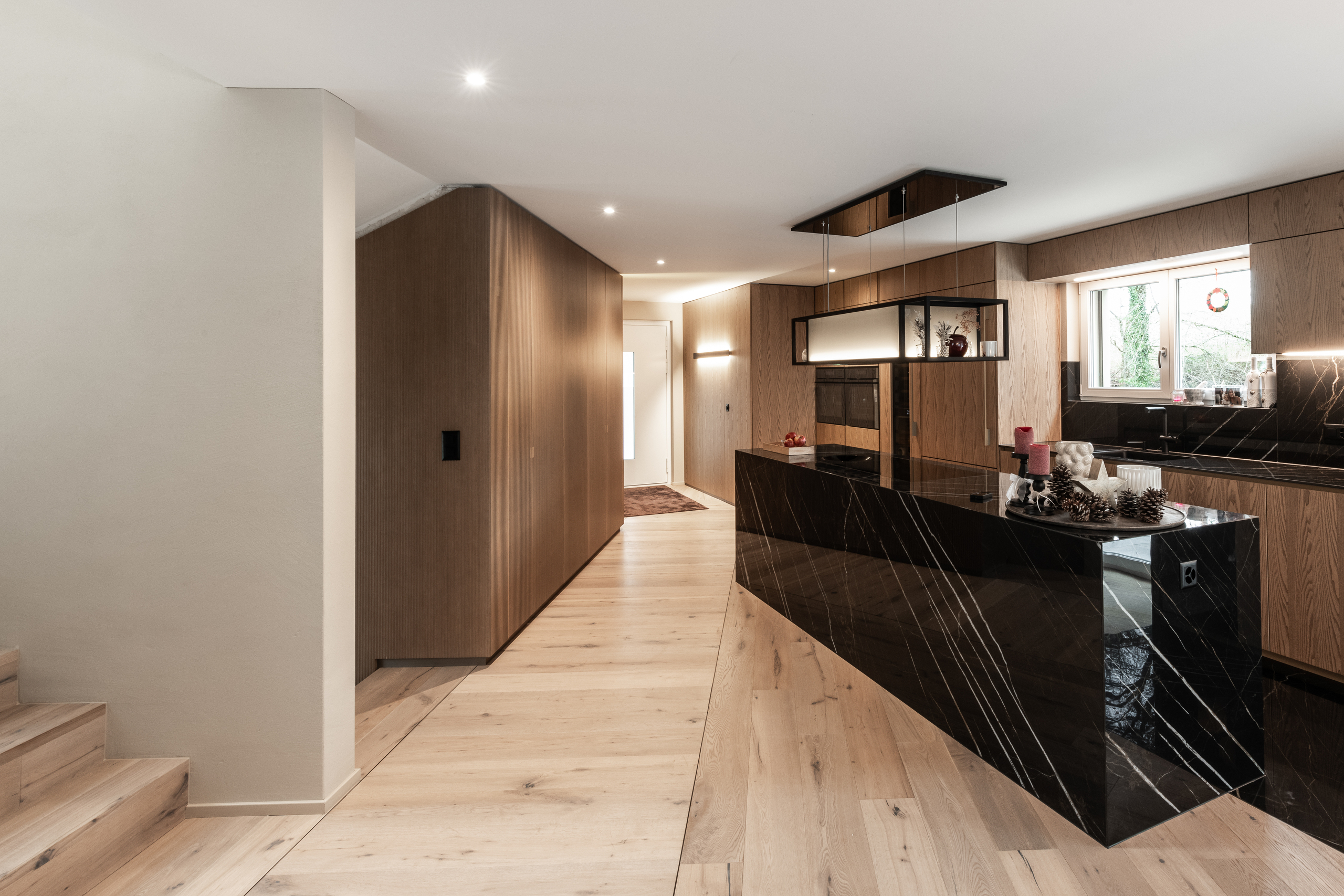 Moderne Küche mit Flur und Treppe