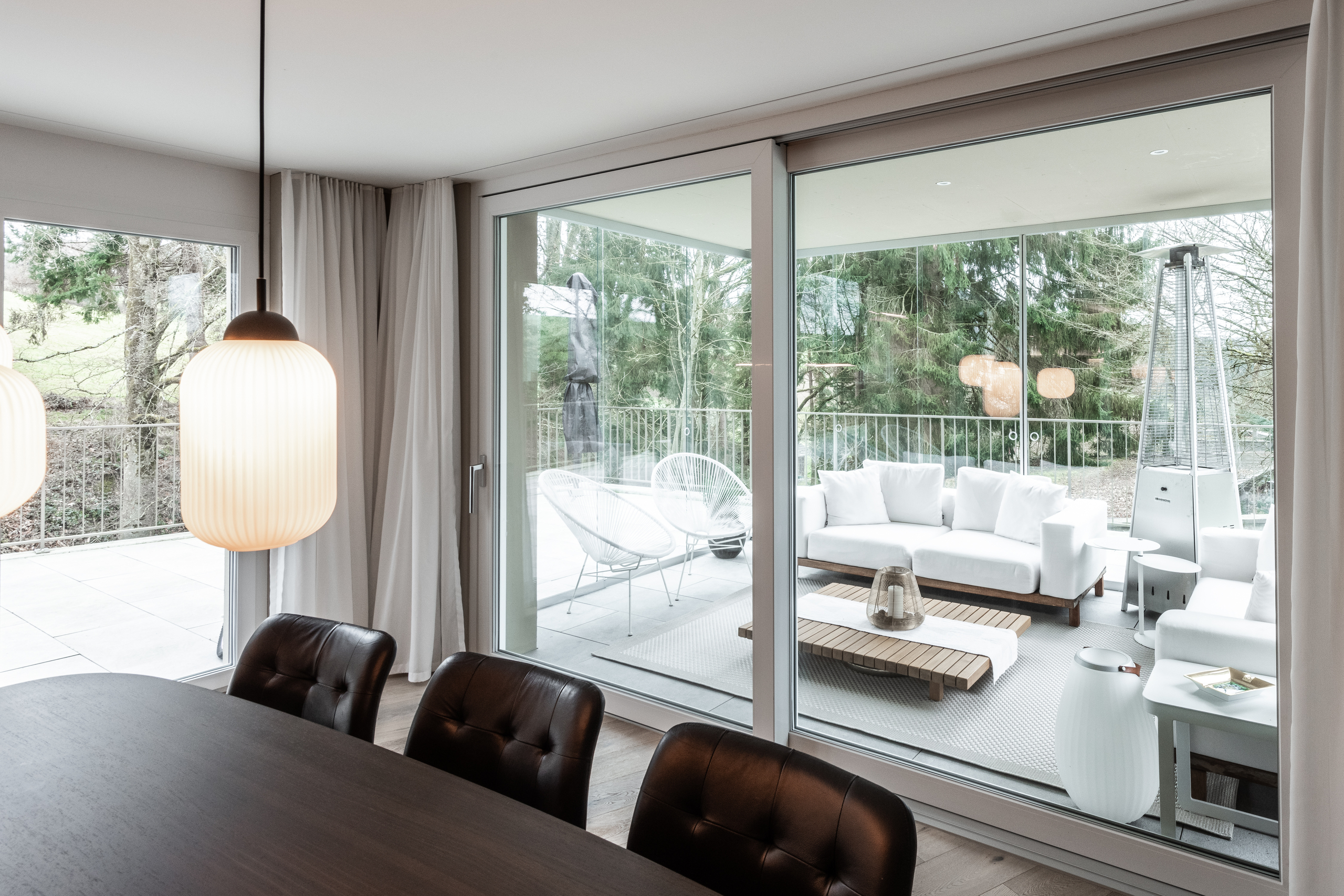 Essbereich mit großer Glasfront und Terrasse