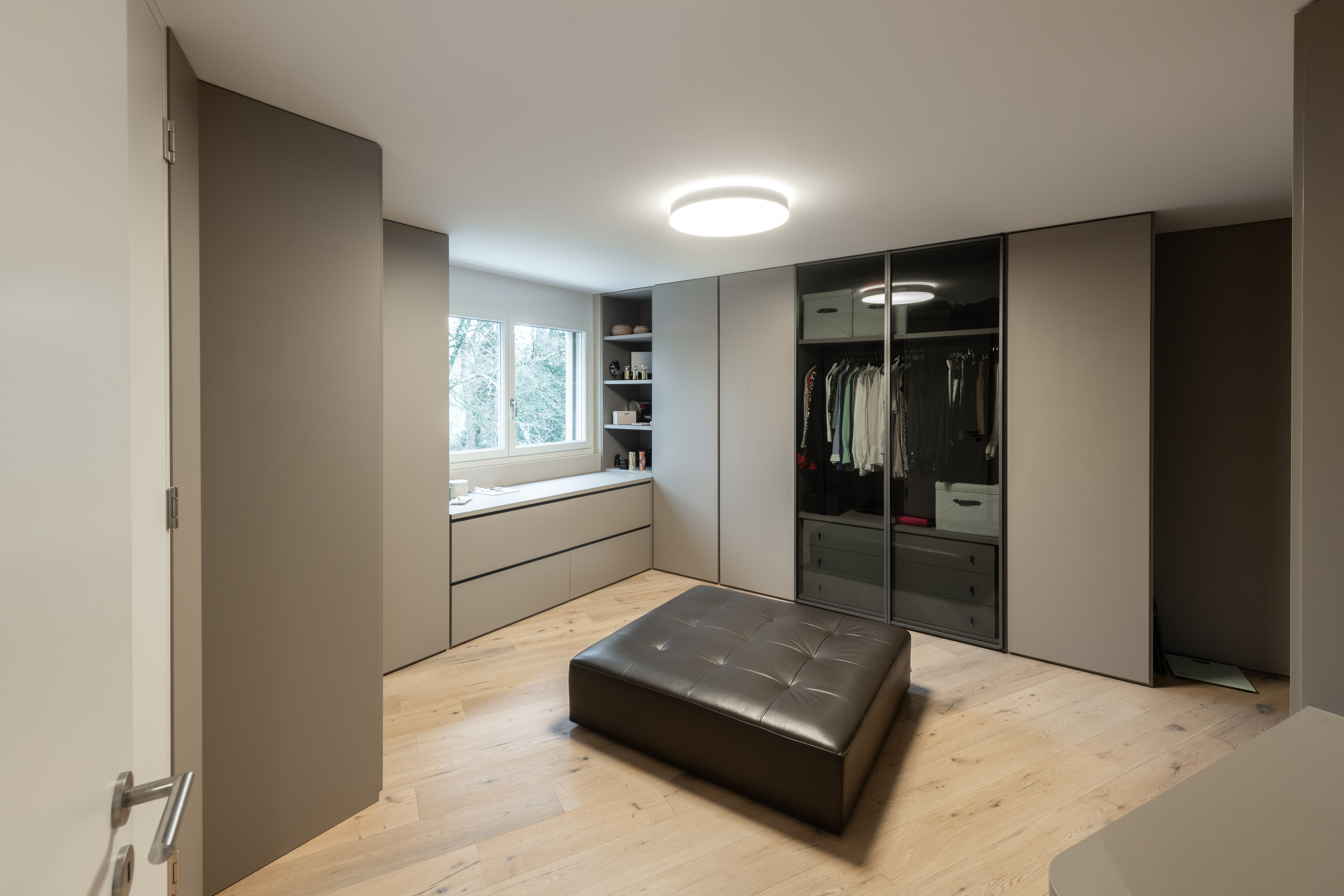 Ankleidezimmer mit Einbauschränken