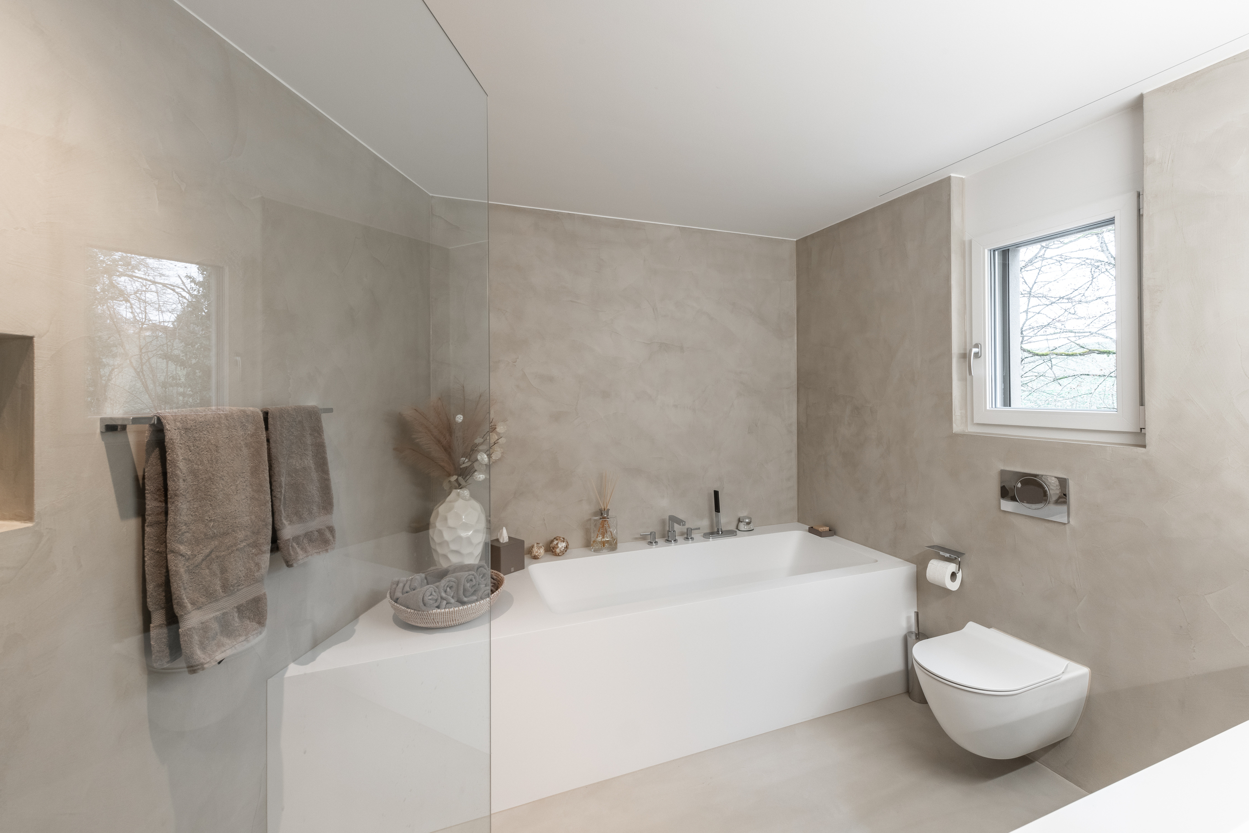 Modernes Badezimmer mit Badewanne und WC